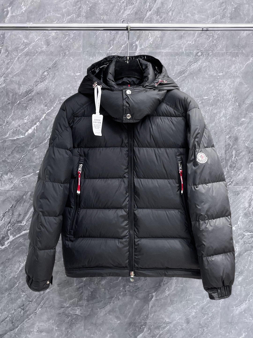 NO:657160,Mengkou's new 2025 autumn and winter down jacket. This is known as the most expensive down jacket in the world, all 90 down. With a classic logo combination, it is full of visual impact at first sight. It has better thermal insulation performance, is light and not heavy, and has good loft recovery after compression, and it can gather heat and lock in temperature!  Personalized color matching design, fresh and energetic!  There are too many versions circulating in the market. In addition to the different fabrics and workmanship, the biggest difference is that the filling is not goose down at all but feather silk or velvet, etc., and it is not easy to distinguish for those who don’t understand. In addition, the fabrics and workmanship are definitely not of the same level. In short, look for us and you will never go astray. All the exclusive full colors are purchased from genuine development. If you understand the quality of our down jackets, you can safely recommend it with your eyes closed. The three standards are complete!  Uniform series for men and women!  Size M-3XL. Can be worn up to 200 pounds, Moncler, down jacket, alexander wang19860909蒙口 2025秋冬新款羽绒服.这款号称羽绒服届最贵的,全部90绒的.带着经典的Logo组合搭配,第一眼看到就是满满的视觉冲击,保暖性能更出色,轻便不厚重,且压缩后的蓬松度恢复性好,聚热锁温！个性的拼色设计,清新有活力！市面流通的版本实在太多了,除了面料做工不同外,最大的区别就是填充物根本不是鹅绒而是羽丝或手感绒等等,而不懂的根本不容易区分.另外面料和做工也绝对不是一个级别,总之认准我们,让你绝对不跑偏,独家全色全部购入正版开发,懂我们家羽绒服质量的,完全可以放心闭眼推.三标齐全！男女同款系列！码数M-3XL.最大穿到200斤,,Moncler,down jacket,alexander wang,Men's clothing