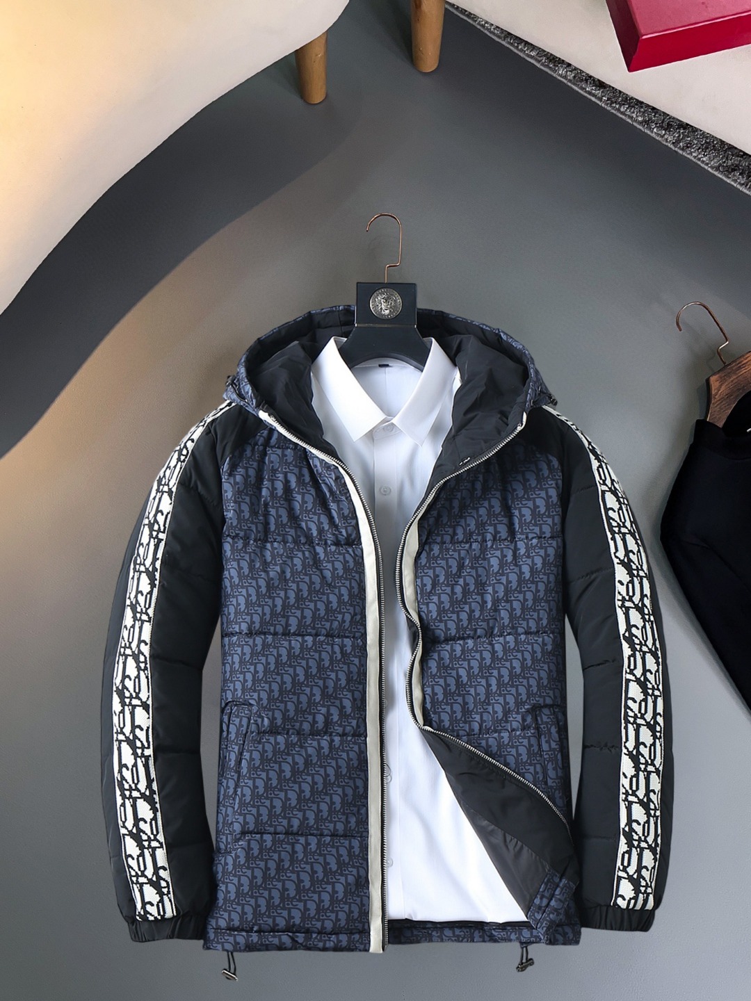 NO:623183,Dior's 2025ss new winter down jacket with complete three standards, the new product on the show is in perfect condition, comfortable and warm, the color is full and attractive, the design is very brilliant, it can easily enhance the fashion sense, the workmanship is extremely sophisticated and rigorous, and the wiring is neat and meticulous!  A masterpiece from a famous designer!  The upper body does not look bloated and is super handsome!  Available sizes M ~  A masterpiece from a famous designer!  The upper body does not look bloated and is super handsome!  Available sizes M ~ XXXL,,dior,loro pianaarc'teryx,jackets & coats,down jacket,alexander wang19860909迪奥 三标齐全 2025ss冬季新款羽绒棉服外套,秀场新品品相非常完美,舒适保暖,色泽饱满诱人,非常出彩的设计,轻松将时髦感进阶,做工极为考究严谨,走线工整细致！大牌设计师巨作！上身不显臃肿、超级帅气！现货码数M ～ XXXL 始祖鸟 三标齐全 2025ss冬季新款羽绒棉服外套,秀场新品品相非常完美,舒适保暖,色泽饱满诱人,非常出彩的设计,轻松将时髦感进阶,做工极为考究严谨,走线工整细致！大牌设计师巨作！上身不显臃肿、超级帅气！现货码数M ～ XXXL,,dior,loro pianaarc'teryx,jackets & coats,down jacket,alexander wang,Men's clothing