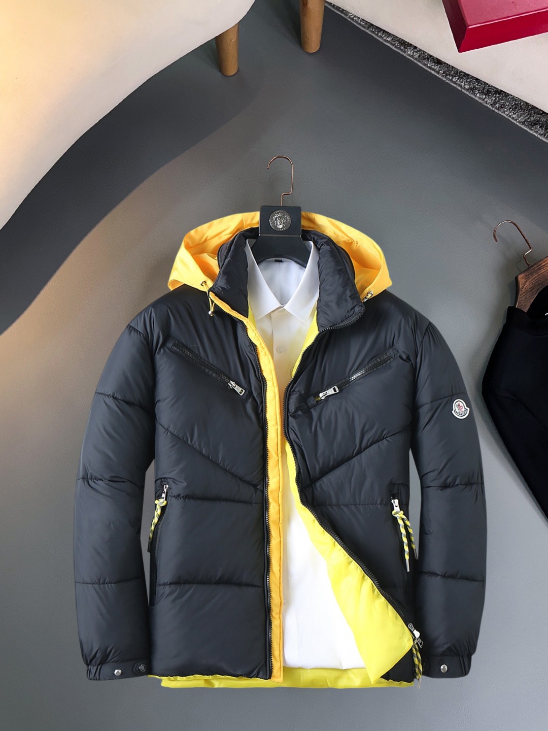 NO:623177,Mengkou, complete with three standards, 2025ss new winter down jacket, the new product in the show is in perfect condition, comfortable and warm, the color is full and attractive, the very outstanding design can easily enhance the fashion sense, the workmanship is extremely sophisticated and rigorous, and the wiring is neat and meticulous!  A masterpiece from a famous designer!  The upper body does not look bloated and is super handsome!  Available sizes M ~  A masterpiece from a famous designer!  The upper body does not look bloated and is super handsome!  Available sizes M ~ XXXL,,loro pianaarc'teryx,Moncler,jackets & coats,down jacket,alexander wang19860909蒙口 三标齐全 2025ss冬季新款羽绒棉服外套,秀场新品品相非常完美,舒适保暖,色泽饱满诱人,非常出彩的设计,轻松将时髦感进阶,做工极为考究严谨,走线工整细致！大牌设计师巨作！上身不显臃肿、超级帅气！现货码数M ～ XXXL 始祖鸟 三标齐全 2025ss冬季新款羽绒棉服外套,秀场新品品相非常完美,舒适保暖,色泽饱满诱人,非常出彩的设计,轻松将时髦感进阶,做工极为考究严谨,走线工整细致！大牌设计师巨作！上身不显臃肿、超级帅气！现货码数M ～ XXXL,,loro pianaarc'teryx,Moncler,jackets & coats,down jacket,alexander wang,Men's clothing