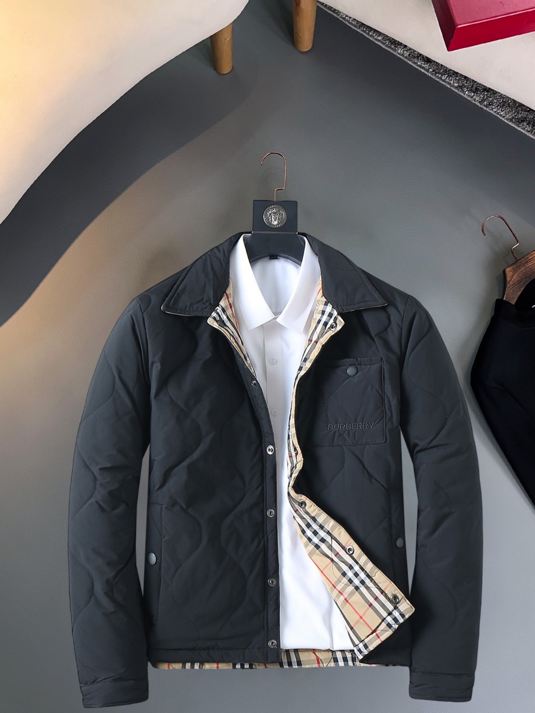 NO:623186,Burberry's new 2025ss winter down jacket with all three standards, the new product on the show is in perfect condition, comfortable and warm, the color is full and attractive, the design is very outstanding, it can easily enhance the fashion sense, the workmanship is extremely sophisticated and rigorous, and the wiring is neat and meticulous!  A masterpiece from a famous designer!  The upper body does not look bloated and is super handsome!  Available sizes M ~  A masterpiece from a famous designer!  The upper body does not look bloated and is super handsome!  Available sizes M ~ XXXL,,burberry,loro pianaarc'teryx,jackets & coats,down jacket,alexander wang19860909巴宝莉 三标齐全 2025ss冬季新款羽绒棉服外套,秀场新品品相非常完美,舒适保暖,色泽饱满诱人,非常出彩的设计,轻松将时髦感进阶,做工极为考究严谨,走线工整细致！大牌设计师巨作！上身不显臃肿、超级帅气！现货码数M ～ XXXL 始祖鸟 三标齐全 2025ss冬季新款羽绒棉服外套,秀场新品品相非常完美,舒适保暖,色泽饱满诱人,非常出彩的设计,轻松将时髦感进阶,做工极为考究严谨,走线工整细致！大牌设计师巨作！上身不显臃肿、超级帅气！现货码数M ～ XXXL,,burberry,loro pianaarc'teryx,jackets & coats,down jacket,alexander wang,Men's clothing