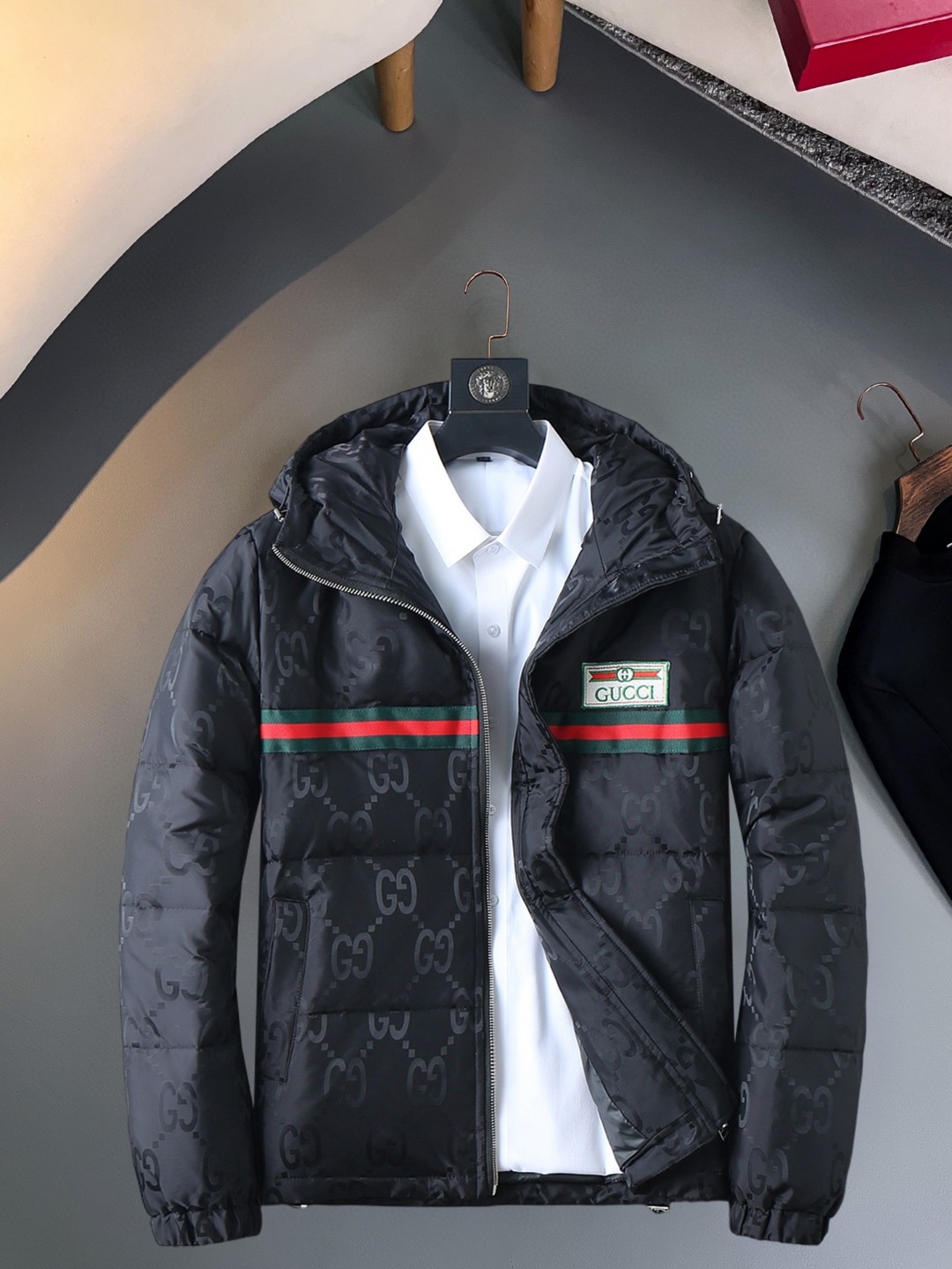 NO:623193,Gucci 2025ss new winter products, fashionable top down jackets, filled with imported down, the highest quality on the market, imported fabrics, the highest lining standards, never running down, accessories and hardware are all custom-made from the original factory, 10 years of focus on clothing production, ensuring the smoothness of each piece of clothing, the Rolls Royce of down jackets, sizes M-L-XL-2XL-3XL,, down jacket, alexander wang19860909古奇 2025ss冬季新品,时尚顶级羽绒服 填充进口羽绒朵,市面最高品质,进口面料,里布最高标准,绝不跑绒,辅料五金全部原厂定做,10年专注服装生产,保证每件衣服的平整性,羽绒服界的劳斯莱斯 尺码M-L-XL-2XL-3XL,,down jacket,alexander wang,Men's clothing