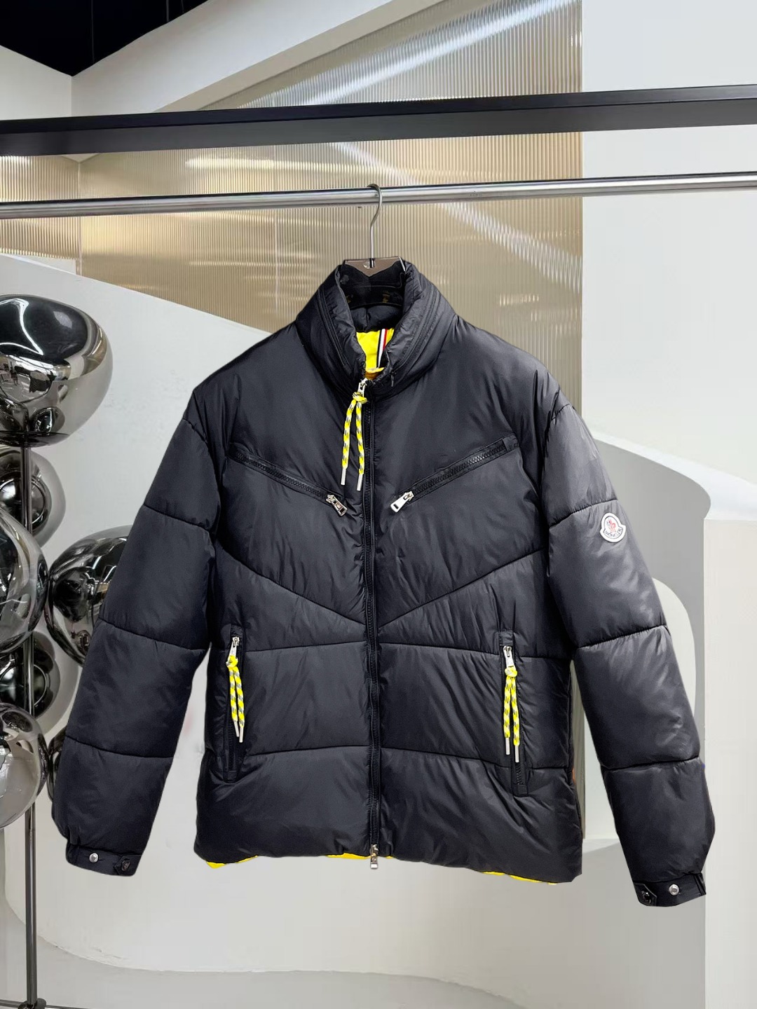 NO:624994,Mengkou, complete with three standards, 2025ss new winter down jacket, the new product in the show is in perfect condition, comfortable and warm, the color is full and attractive, the very outstanding design can easily enhance the fashion sense, the workmanship is extremely sophisticated and rigorous, and the wiring is neat and meticulous!  A masterpiece from a famous designer!  The upper body does not look bloated and is super handsome!  Available sizes M ~ XXXL,,Moncler,jackets & coats,down jacket,alexander wang19860909蒙口 三标齐全 2025ss冬季新款羽绒棉服外套,秀场新品品相非常完美,舒适保暖,色泽饱满诱人,非常出彩的设计,轻松将时髦感进阶,做工极为考究严谨,走线工整细致！大牌设计师巨作！上身不显臃肿、超级帅气！现货码数M ～ XXXL,,Moncler,jackets & coats,down jacket,alexander wang,Men's clothing