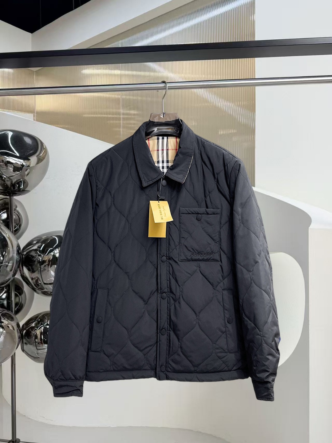 NO:624998,Burberry's new 2025ss winter down jacket with all three standards, the new product on the show is in perfect condition, comfortable and warm, the color is full and attractive, the design is very outstanding, it can easily enhance the fashion sense, the workmanship is extremely sophisticated and rigorous, and the wiring is neat and meticulous!  A masterpiece from a famous designer!  The upper body does not look bloated and is super handsome!  Available sizes M ~ XXXL,,burberry,jackets & coats,down jacket,alexander wang19860909巴宝莉 三标齐全 2025ss冬季新款羽绒棉服外套,秀场新品品相非常完美,舒适保暖,色泽饱满诱人,非常出彩的设计,轻松将时髦感进阶,做工极为考究严谨,走线工整细致！大牌设计师巨作！上身不显臃肿、超级帅气！现货码数M ～ XXXL,,burberry,jackets & coats,down jacket,alexander wang,Men's clothing