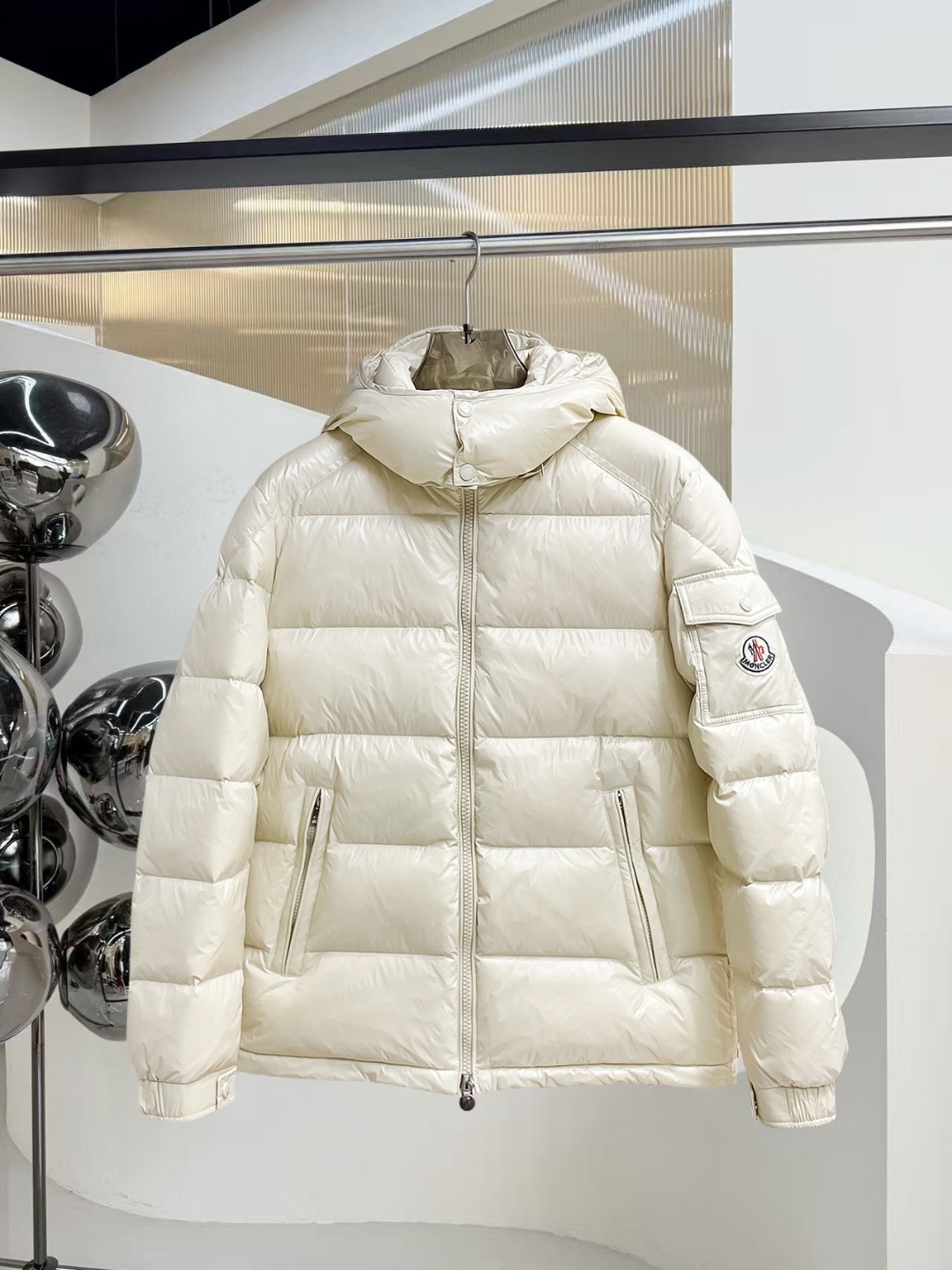 NO:625001,Mengkou 2025 autumn and winter counter new casual fashionable down jacket. Super avant-garde design style. Delicate and comfortable. Very light and not easy to wrinkle. Multiple craftsmanship. The overall design is quite visual. The upper body is casual and stylish, with a certain degree of stiffness. It is definitely recommended for the temperament that is at the forefront of fashion. It is a must-have for urban leisure. Sizes M-XXXL, Moncler, jackets & coats, down jacket, alexander wang19860909蒙口 2025秋冬专柜新款休闲时尚羽绒外套 超前卫设计风格 细腻舒适 穿着非常轻便不易起皱.多重重工艺 整体的设计颇具视觉感,上身休闲有型,有一定的挺括度,绝对走在时尚最尖端的气质感推荐,都市休闲必备.尺码 M-XXXL,,Moncler,jackets & coats,down jacket,alexander wang,Men's clothing