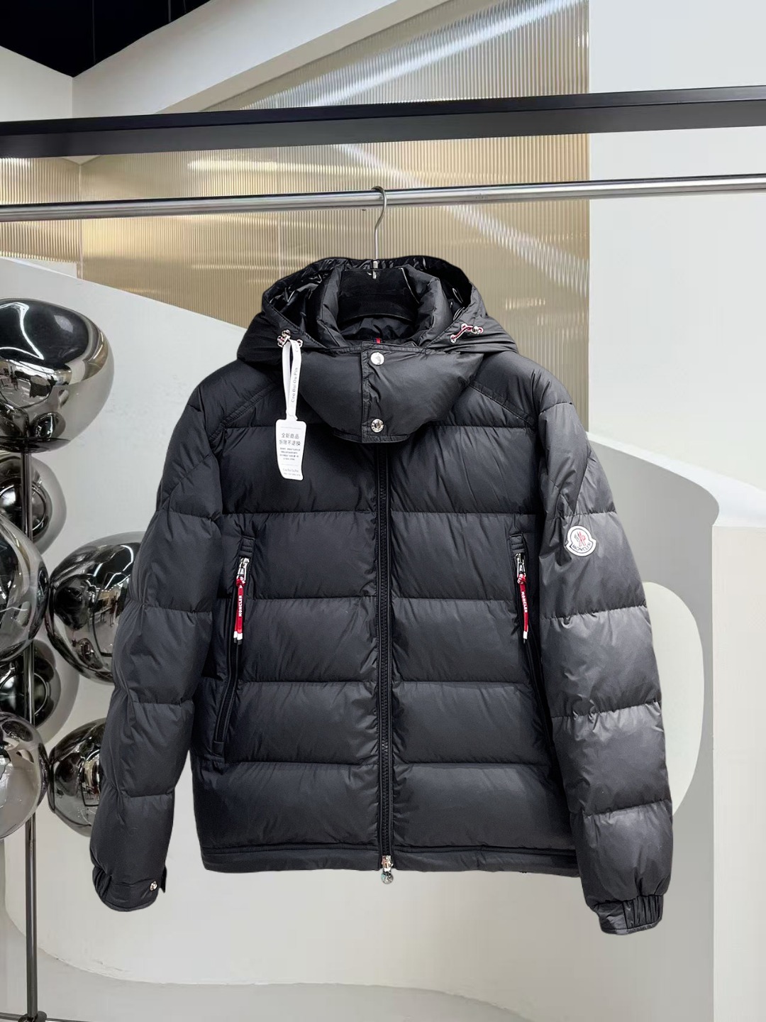 NO:625004,Mengkou 2025 autumn and winter counter new casual fashionable down jacket, super avant-garde design style, delicate and comfortable, very light and not easy to wrinkle. Multiple craftsmanship. The overall design is quite visual, the upper body is casual and stylish, with a certain degree of stiffness. It is definitely recommended for the temperament at the forefront of fashion, a must-have for urban leisure. Sizes M-XXXL,, Moncler, jackets & coats, down jacket, alexander wang19860909蒙口2025秋冬专柜新款休闲时尚羽绒外套 超前卫设计风格 细腻舒适 穿着非常轻便不易起皱.多重重工艺 整体的设计颇具视觉感,上身休闲有型,有一定的挺括度,绝对走在时尚最尖端的气质感推荐,都市休闲必备.尺码 M-XXXL,,Moncler,jackets & coats,down jacket,alexander wang,Men's clothing