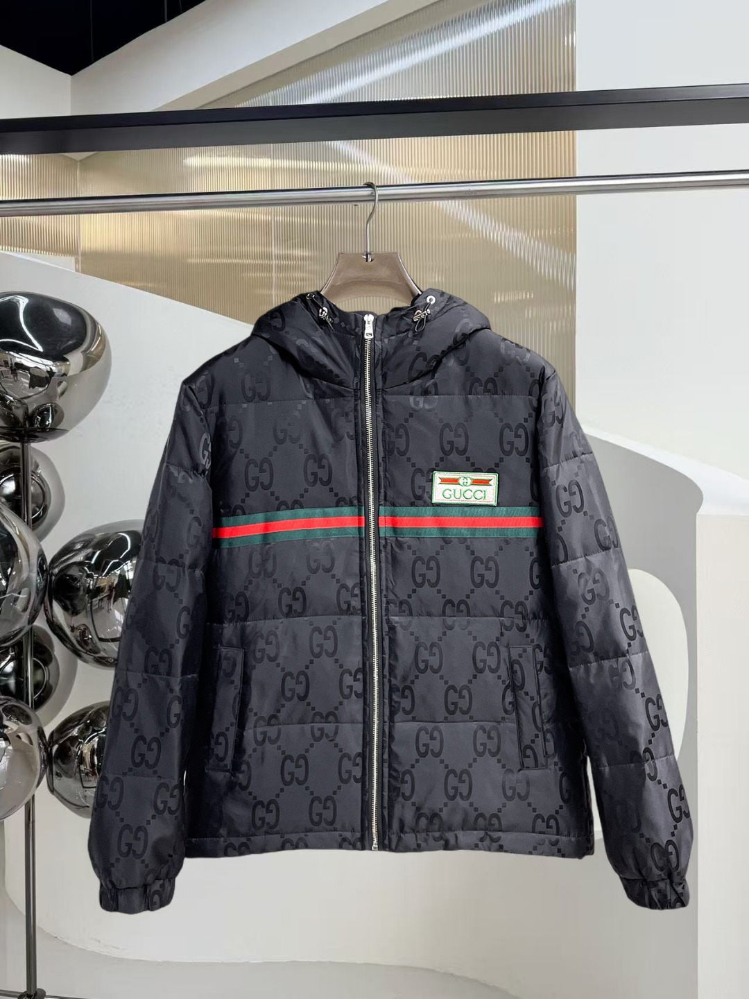 NO:625007,Gucci's 2025 autumn and winter new casual fashionable down jacket. Super avant-garde design style. Delicate and comfortable. Very light to wear and not easy to wrinkle. Multiple craftsmanship. The overall design is quite visual. The upper body is casual and stylish, with a certain degree of stiffness. It is definitely recommended for the temperament that is at the forefront of fashion. It is a must-have for urban leisure. Size M-XXXL,,jackets & coats,down jacket,alexander wang19860909古奇 2025秋冬专柜新款休闲时尚羽绒外套 超前卫设计风格 细腻舒适 穿着非常轻便不易起皱.多重重工艺 整体的设计颇具视觉感,上身休闲有型,有一定的挺括度,绝对走在时尚最尖端的气质感推荐,都市休闲必备.尺码 M-XXXL,,jackets & coats,down jacket,alexander wang,Men's clothing