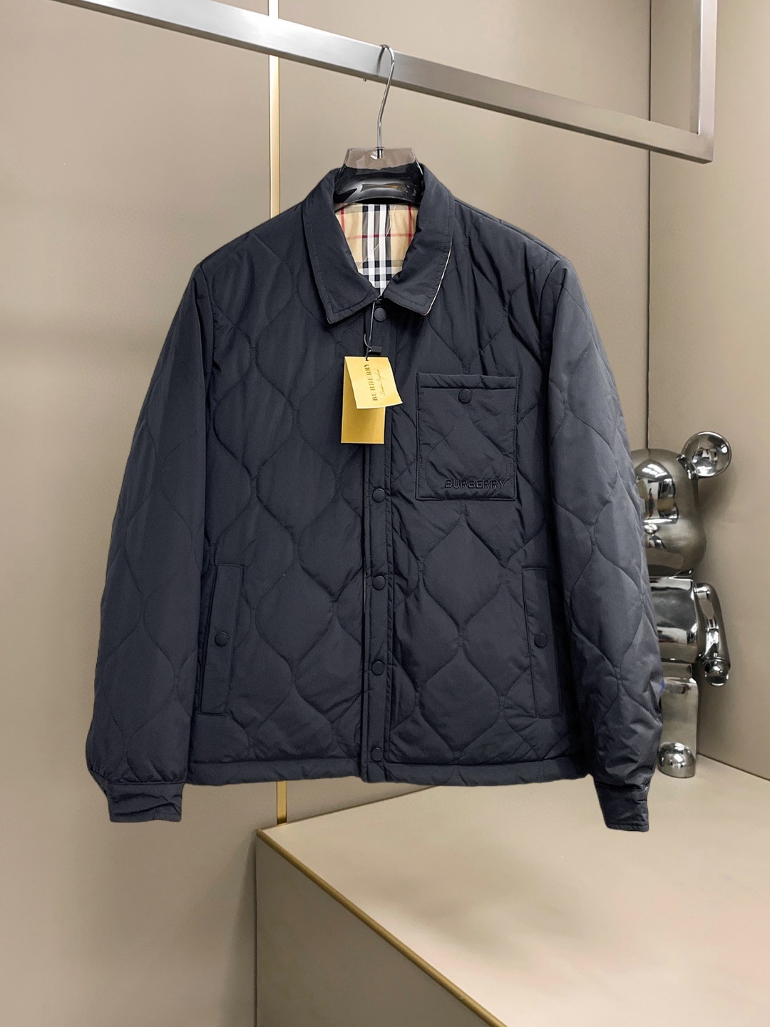 NO:628437,Burberry's new 2025ss winter down jacket with all three standards, the new product on the show is in perfect condition, comfortable and warm, the color is full and attractive, the design is very outstanding, it can easily enhance the fashion sense, the workmanship is extremely sophisticated and rigorous, and the wiring is neat and meticulous!  A masterpiece from a famous designer!  The upper body does not look bloated and is super handsome!  Available sizes M ~ XXXL,,burberry,jackets & coats,down jacket,alexander wang19860909巴宝莉 三标齐全 2025ss冬季新款羽绒棉服外套,秀场新品品相非常完美,舒适保暖,色泽饱满诱人,非常出彩的设计,轻松将时髦感进阶,做工极为考究严谨,走线工整细致！大牌设计师巨作！上身不显臃肿、超级帅气！现货码数M ～ XXXL,,burberry,jackets & coats,down jacket,alexander wang,Men's clothing