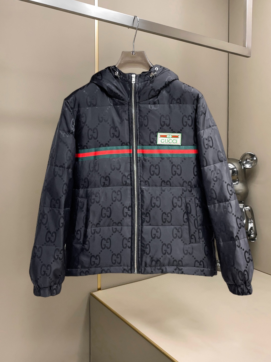 NO:628453,Gucci's new 2025 autumn and winter down jacket. This is known as the most expensive down jacket in the world, all 90 down. With a classic logo combination, it is full of visual impact at first sight. It has better thermal insulation performance, is light and not heavy, and has good loft recovery after compression, and it can gather heat and lock in temperature!  Personalized color matching design, fresh and energetic!  There are too many versions circulating in the market. In addition to the different fabrics and workmanship, the biggest difference is that the filling is not goose down at all but feather silk or velvet, etc., and it is not easy to distinguish for those who don’t understand. In addition, the fabrics and workmanship are definitely not of the same level. In short, look for us and you will never go astray. All the exclusive full colors are purchased from genuine development. If you understand the quality of our down jackets, you can safely recommend it with your eyes closed. The three standards are complete!  Uniform series for men and women!  Size M-3XL. Maximum wear is 195 pounds.,,down jacket,alexander wang19860909古奇 2025秋冬新款羽绒服.这款号称羽绒服届最贵的,全部90绒的.带着经典的Logo组合搭配,第一眼看到就是满满的视觉冲击,保暖性能更出色,轻便不厚重,且压缩后的蓬松度恢复性好,聚热锁温！个性的拼色设计,清新有活力！市面流通的版本实在太多了,除了面料做工不同外,最大的区别就是填充物根本不是鹅绒而是羽丝或手感绒等等,而不懂的根本不容易区分.另外面料和做工也绝对不是一个级别,总之认准我们,让你绝对不跑偏,独家全色全部购入正版开发,懂我们家羽绒服质量的,完全可以放心闭眼推.三标齐全！男女同款系列！码数M-3XL.最大穿到195斤.,,down jacket,alexander wang,Men's clothing