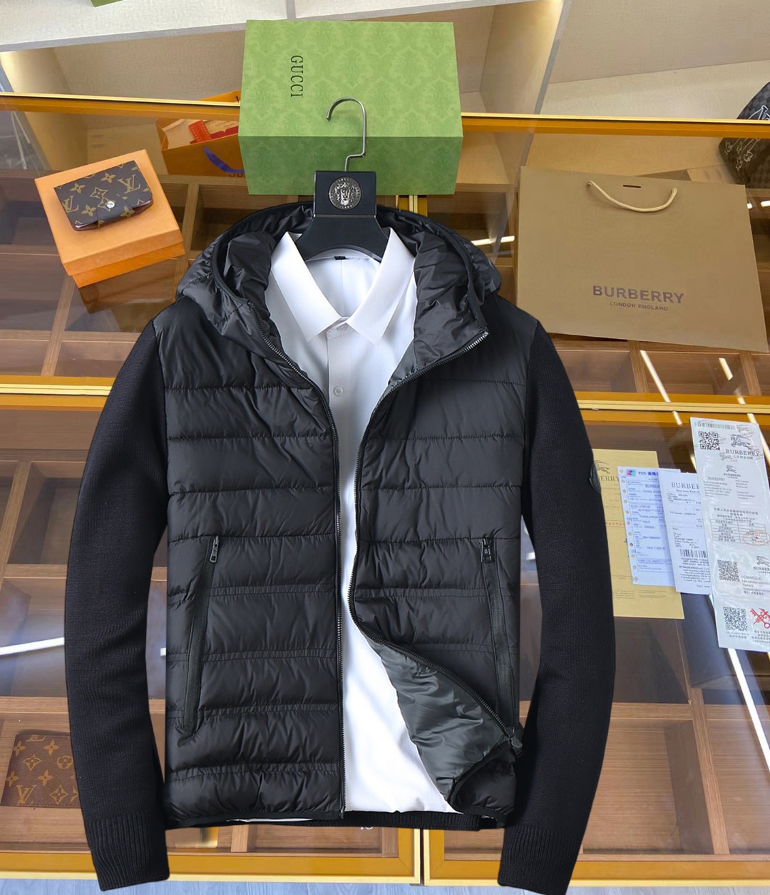 NO:645383,Mengkou 2025ss new winter products, fashionable top down jackets, filled with imported down, the highest quality on the market, imported fabrics, the highest lining standards, never down, accessories and hardware are all custom-made from the original factory, 10 years of focus on clothing production, ensuring the smoothness of each piece of clothing, the Rolls Royce of down jackets, sizes M-L-XL-2XL-3XL,, Moncler, down jacket, alexander wang19860909蒙口 2025ss冬季新品,时尚顶级羽绒服 填充进口羽绒朵,市面最高品质,进口面料,里布最高标准,绝不跑绒,辅料五金全部原厂定做,10年专注服装生产,保证每件衣服的平整性,羽绒服界的劳斯莱斯 尺码M-L-XL-2XL-3XL,,Moncler,down jacket,alexander wang,Men's clothing