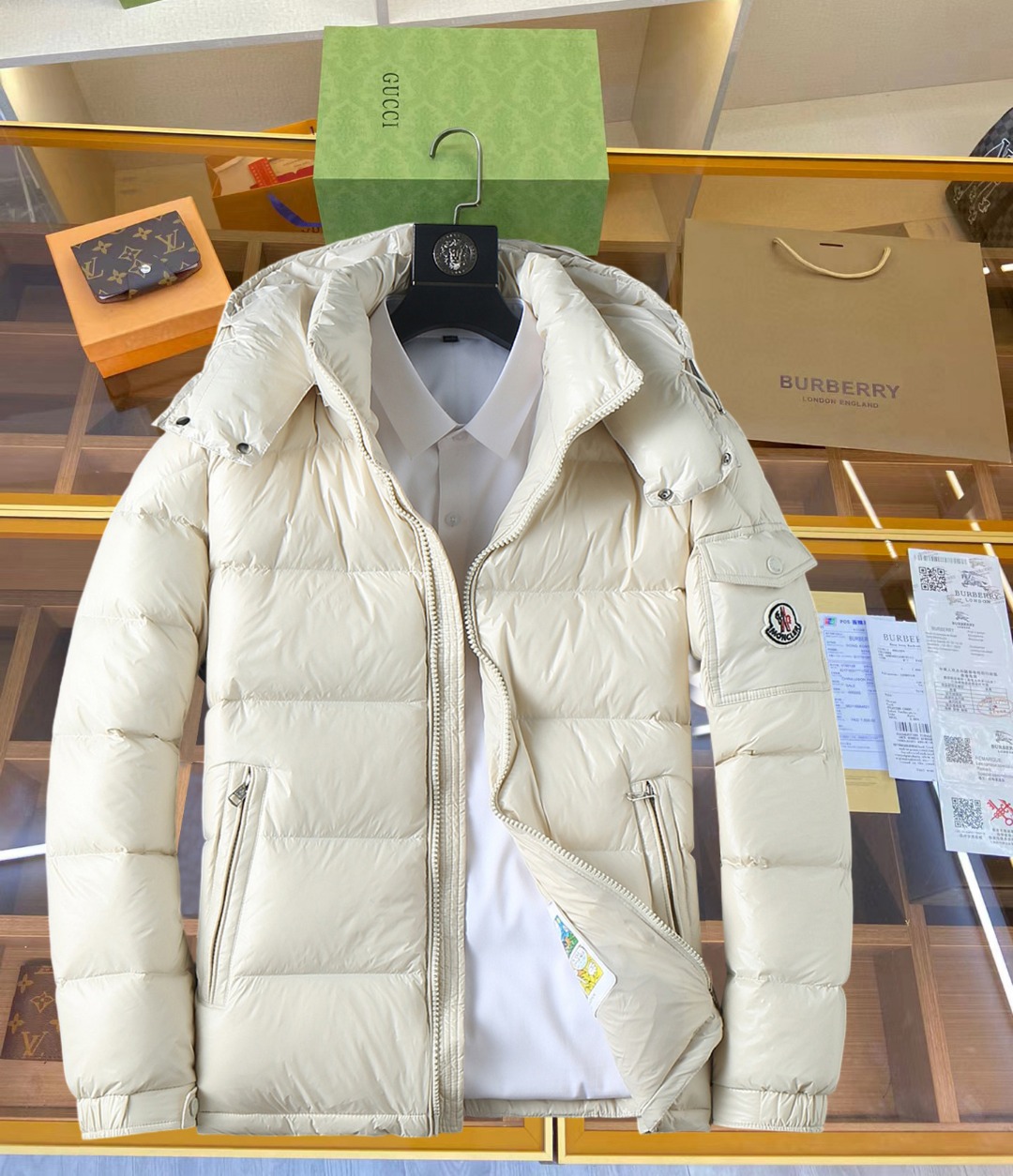 NO:645385,Mengkou 2025ss new winter products, fashionable top down jackets, filled with imported down, the highest quality on the market, imported fabrics, the highest lining standards, never running down, accessories and hardware are all custom-made from the original factory, 10 years of focus on clothing production, ensuring the smoothness of each piece of clothing, the Rolls-Royce of the down jacket industry, sizes M-L-XL-2XL-3XL,, Moncler, down jacket, alexander wang19860909蒙口2025ss冬季新品,时尚顶级羽绒服 填充进口羽绒朵,市面最高品质,进口面料,里布最高标准,绝不跑绒,辅料五金全部原厂定做,10年专注服装生产,保证每件衣服的平整性,羽绒服界的劳斯莱斯 尺码M-L-XL-2XL-3XL,,Moncler,down jacket,alexander wang,Men's clothing