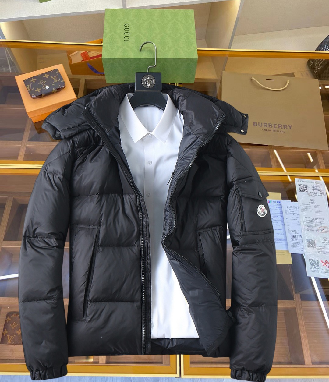 NO:645387,Mengkou 2025ss new winter products, fashionable top down jackets, filled with imported down, the highest quality on the market, imported fabrics, the highest lining standards, never down, accessories and hardware are all custom-made from the original factory, 10 years of focus on clothing production, ensuring the smoothness of each piece of clothing, the Rolls Royce of down jackets, sizes M-L-XL-2XL-3XL,, Moncler, down jacket, alexander wang19860909蒙口 2025ss冬季新品,时尚顶级羽绒服 填充进口羽绒朵,市面最高品质,进口面料,里布最高标准,绝不跑绒,辅料五金全部原厂定做,10年专注服装生产,保证每件衣服的平整性,羽绒服界的劳斯莱斯 尺码M-L-XL-2XL-3XL,,Moncler,down jacket,alexander wang,Men's clothing