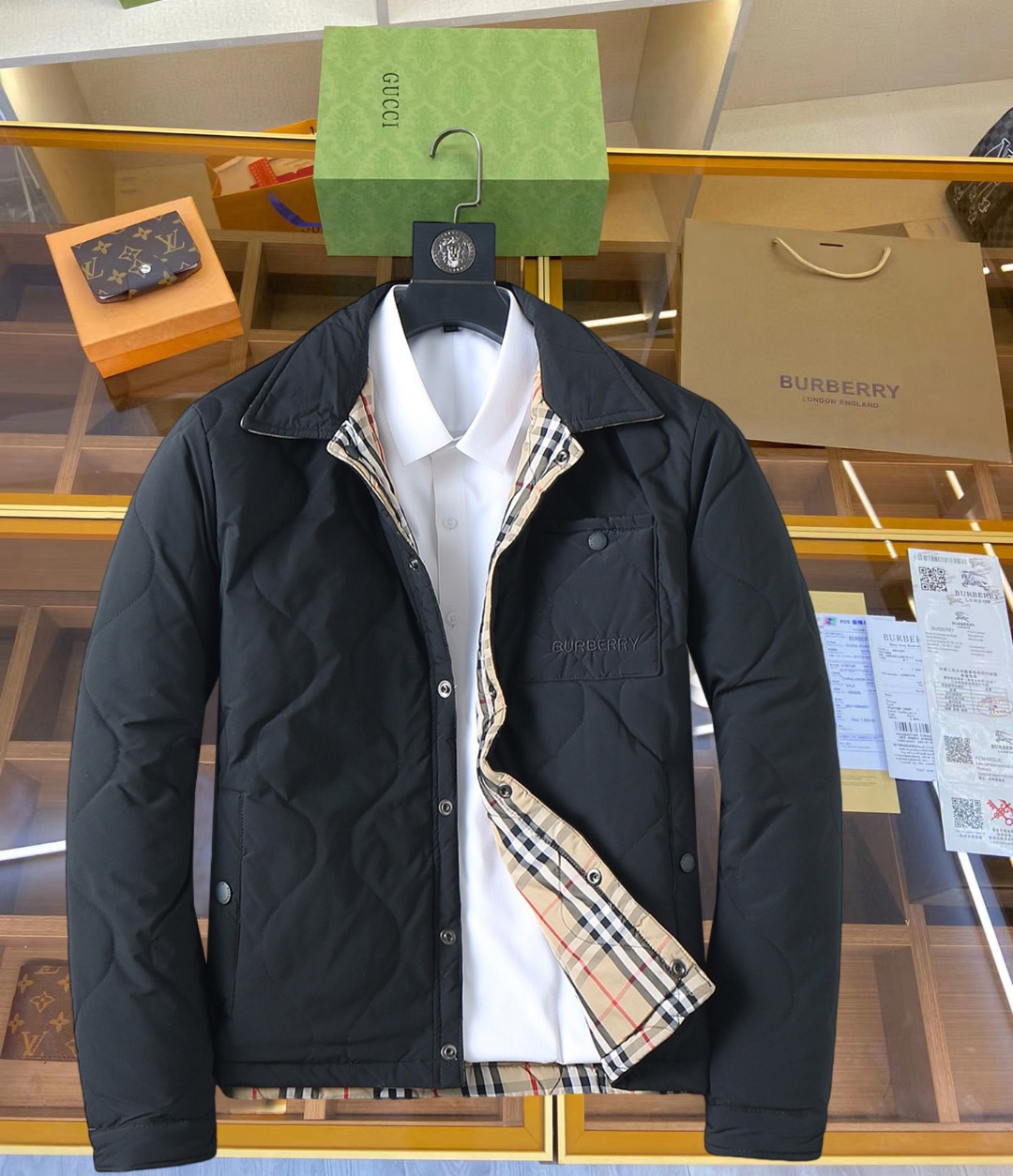 NO:645379,Burberry's new 2025ss winter down jacket with all three standards, the new product on the show is in perfect condition, comfortable and warm, the color is full and attractive, the design is very outstanding, it can easily enhance the fashion sense, the workmanship is extremely sophisticated and rigorous, and the wiring is neat and meticulous!  A masterpiece from a famous designer!  The upper body does not look bloated and is super handsome!  Available sizes M ~ XXXL,,burberry,jackets & coats,down jacket,alexander wang19860909巴宝莉 三标齐全 2025ss冬季新款羽绒棉服外套,秀场新品品相非常完美,舒适保暖,色泽饱满诱人,非常出彩的设计,轻松将时髦感进阶,做工极为考究严谨,走线工整细致！大牌设计师巨作！上身不显臃肿、超级帅气！现货码数M ～ XXXL,,burberry,jackets & coats,down jacket,alexander wang,Men's clothing