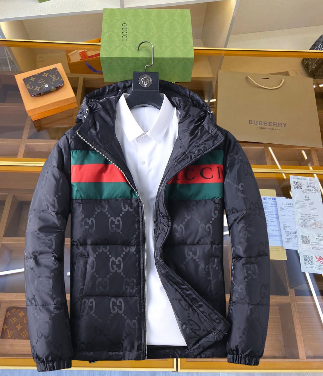 NO:645389,Gucci 2025ss new winter products, fashionable top down jackets, filled with imported down, the highest quality on the market, imported fabrics, the highest lining standards, never running down, accessories and hardware are all custom-made from the original factory, 10 years of focus on clothing production, ensuring the smoothness of each piece of clothing, the Rolls Royce of down jackets, sizes M-L-XL-2XL-3XL,, down jacket, alexander wang19860909古奇 2025ss冬季新品,时尚顶级羽绒服 填充进口羽绒朵,市面最高品质,进口面料,里布最高标准,绝不跑绒,辅料五金全部原厂定做,10年专注服装生产,保证每件衣服的平整性,羽绒服界的劳斯莱斯 尺码M-L-XL-2XL-3XL,,down jacket,alexander wang,Men's clothing