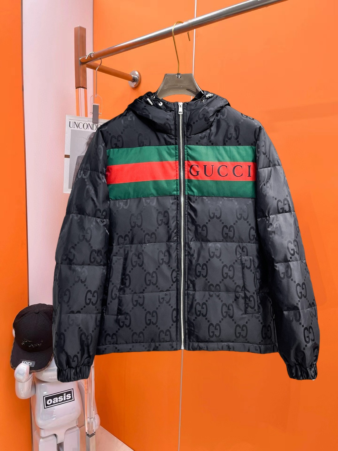 NO:647272,Gucci's new 2025 autumn and winter down jacket. This is known as the most expensive down jacket in the world, all 90 down. With a classic logo combination, it is full of visual impact at first sight. It has better thermal insulation performance, is light and not heavy, and has good loft recovery after compression, and it can gather heat and lock in temperature!  Personalized color matching design, fresh and energetic!  There are too many versions circulating in the market. In addition to the different fabrics and workmanship, the biggest difference is that the filling is not goose down at all but feather silk or velvet, etc., and it is not easy to distinguish for those who don’t understand. In addition, the fabrics and workmanship are definitely not of the same level. In short, look for us and you will never go astray. All the exclusive full colors are purchased from genuine development. If you understand the quality of our down jackets, you can safely recommend it with your eyes closed. The three standards are complete!  Uniform series for men and women!  Size M-3XL. Can be worn up to 200 pounds,,down jacket,alexander wang19860909古奇2025秋冬新款羽绒服.这款号称羽绒服届最贵的,全部90绒的.带着经典的Logo组合搭配,第一眼看到就是满满的视觉冲击,保暖性能更出色,轻便不厚重,且压缩后的蓬松度恢复性好,聚热锁温！个性的拼色设计,清新有活力！市面流通的版本实在太多了,除了面料做工不同外,最大的区别就是填充物根本不是鹅绒而是羽丝或手感绒等等,而不懂的根本不容易区分.另外面料和做工也绝对不是一个级别,总之认准我们,让你绝对不跑偏,独家全色全部购入正版开发,懂我们家羽绒服质量的,完全可以放心闭眼推.三标齐全！男女同款系列！码数M-3XL.最大穿到200斤,,down jacket,alexander wang,Men's clothing