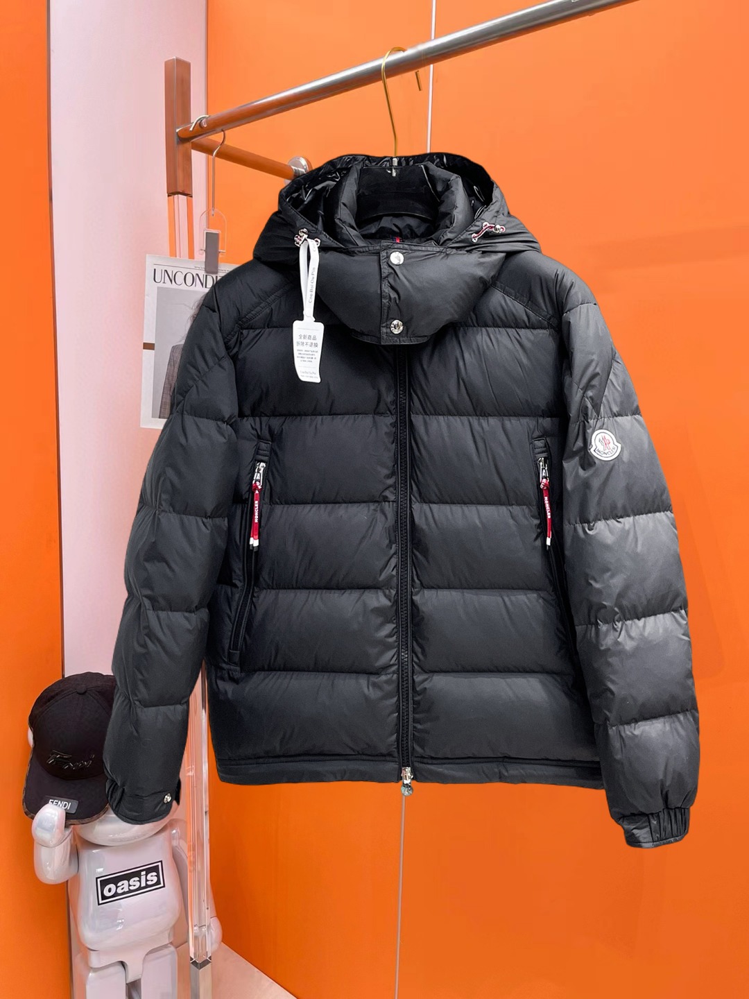 NO:647269,Mengkou's new 2025 autumn and winter down jacket. This is known as the most expensive down jacket in the world, all 90 down. With a classic logo combination, it is full of visual impact at first sight. It has better thermal insulation performance, is light and not heavy, and has good loft recovery after compression, and it can gather heat and lock in temperature!  Personalized color matching design, fresh and energetic!  There are too many versions circulating in the market. In addition to the different fabrics and workmanship, the biggest difference is that the filling is not goose down at all but feather silk or velvet, etc., and it is not easy to distinguish for those who don’t understand. In addition, the fabrics and workmanship are definitely not of the same level. In short, look for us and you will never go astray. All the exclusive full colors are purchased from genuine development. If you understand the quality of our down jackets, you can safely recommend it with your eyes closed. The three standards are complete!  Uniform series for men and women!  Size M-3XL. Can be worn up to 200 pounds, Moncler, down jacket, alexander wang19860909蒙口 2025秋冬新款羽绒服.这款号称羽绒服届最贵的,全部90绒的.带着经典的Logo组合搭配,第一眼看到就是满满的视觉冲击,保暖性能更出色,轻便不厚重,且压缩后的蓬松度恢复性好,聚热锁温！个性的拼色设计,清新有活力！市面流通的版本实在太多了,除了面料做工不同外,最大的区别就是填充物根本不是鹅绒而是羽丝或手感绒等等,而不懂的根本不容易区分.另外面料和做工也绝对不是一个级别,总之认准我们,让你绝对不跑偏,独家全色全部购入正版开发,懂我们家羽绒服质量的,完全可以放心闭眼推.三标齐全！男女同款系列！码数M-3XL.最大穿到200斤,,Moncler,down jacket,alexander wang,Men's clothing