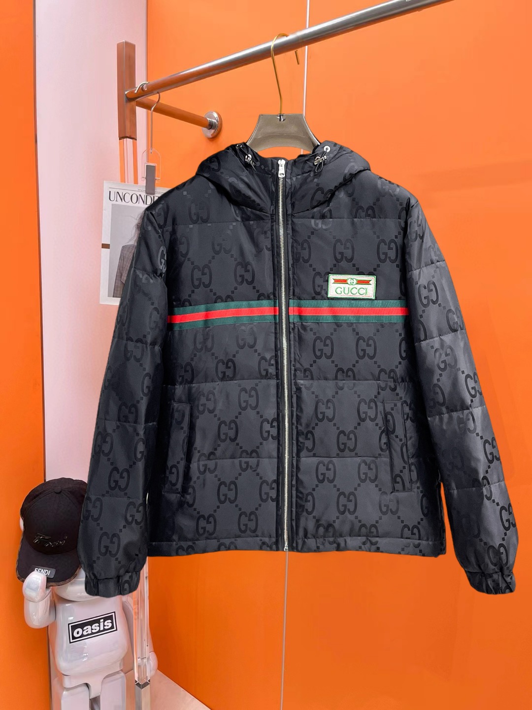 NO:647276,Gucci's new 2025 autumn and winter down jacket. This is known as the most expensive down jacket in the world, all 90 down. With a classic logo combination, it is full of visual impact at first sight. It has better thermal insulation performance, is light and not heavy, and has good loft recovery after compression, and it can gather heat and lock in temperature!  Personalized color matching design, fresh and energetic!  There are too many versions circulating in the market. In addition to the different fabrics and workmanship, the biggest difference is that the filling is not goose down at all but feather silk or velvet, etc., and it is not easy to distinguish for those who don’t understand. In addition, the fabrics and workmanship are definitely not of the same level. In short, look for us and you will never go astray. All the exclusive full colors are purchased from genuine development. If you understand the quality of our down jackets, you can safely recommend it with your eyes closed. The three standards are complete!  Uniform series for men and women!  Size M-3XL. Can be worn up to 200 pounds,,down jacket,alexander wang19860909古奇 2025秋冬新款羽绒服.这款号称羽绒服届最贵的,全部90绒的.带着经典的Logo组合搭配,第一眼看到就是满满的视觉冲击,保暖性能更出色,轻便不厚重,且压缩后的蓬松度恢复性好,聚热锁温！个性的拼色设计,清新有活力！市面流通的版本实在太多了,除了面料做工不同外,最大的区别就是填充物根本不是鹅绒而是羽丝或手感绒等等,而不懂的根本不容易区分.另外面料和做工也绝对不是一个级别,总之认准我们,让你绝对不跑偏,独家全色全部购入正版开发,懂我们家羽绒服质量的,完全可以放心闭眼推.三标齐全！男女同款系列！码数M-3XL.最大穿到200斤,,down jacket,alexander wang,Men's clothing