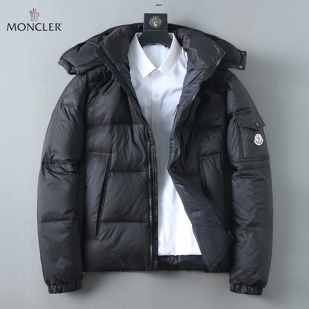 NO:647299,Mengkou's new 2025 autumn and winter down jacket. This is known as the most expensive down jacket in the world, all 90 down. With a classic logo combination, it is full of visual impact at first sight. It has better thermal insulation performance, is light and not heavy, and has good loft recovery after compression, and it can gather heat and lock in temperature!  Personalized color matching design, fresh and energetic!  There are too many versions circulating in the market. In addition to the different fabrics and workmanship, the biggest difference is that the filling is not goose down at all but feather silk or velvet, etc., and it is not easy to distinguish for those who don’t understand. In addition, the fabrics and workmanship are definitely not of the same level. In short, look for us and you will never go astray. All the exclusive full colors are purchased from genuine development. If you understand the quality of our down jackets, you can safely recommend it with your eyes closed. The three standards are complete!  Uniform series for men and women!  Size M-3XL. Can be worn up to 200 pounds, Moncler, down jacket, alexander wang19860909蒙口 2025秋冬新款羽绒服.这款号称羽绒服届最贵的,全部90绒的.带着经典的Logo组合搭配,第一眼看到就是满满的视觉冲击,保暖性能更出色,轻便不厚重,且压缩后的蓬松度恢复性好,聚热锁温！个性的拼色设计,清新有活力！市面流通的版本实在太多了,除了面料做工不同外,最大的区别就是填充物根本不是鹅绒而是羽丝或手感绒等等,而不懂的根本不容易区分.另外面料和做工也绝对不是一个级别,总之认准我们,让你绝对不跑偏,独家全色全部购入正版开发,懂我们家羽绒服质量的,完全可以放心闭眼推.三标齐全！男女同款系列！码数M-3XL.最大穿到200斤,,Moncler,down jacket,alexander wang,Men's clothing