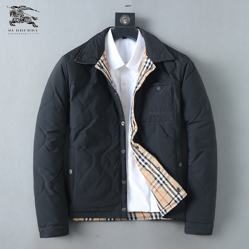 NO:647290,Burberry's new 2025ss winter down jacket with all three standards, the new product on the show is in perfect condition, comfortable and warm, the color is full and attractive, the design is very outstanding, it can easily enhance the fashion sense, the workmanship is extremely sophisticated and rigorous, and the wiring is neat and meticulous!  A masterpiece from a famous designer!  The upper body does not look bloated and is super handsome!  Available sizes M ~ XXXL,,burberry,jackets & coats,down jacket,alexander wang19860909巴宝莉 三标齐全 2025ss冬季新款羽绒棉服外套,秀场新品品相非常完美,舒适保暖,色泽饱满诱人,非常出彩的设计,轻松将时髦感进阶,做工极为考究严谨,走线工整细致！大牌设计师巨作！上身不显臃肿、超级帅气！现货码数M ～ XXXL,,burberry,jackets & coats,down jacket,alexander wang,Men's clothing