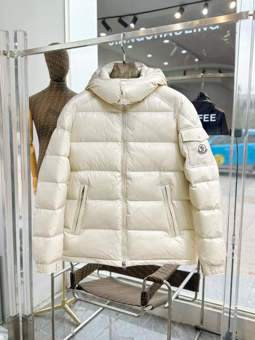 NO:649820,Mengkou's new 2025 autumn and winter down jacket. This is known as the most expensive down jacket in the world, all 90 down. With a classic logo combination, it is full of visual impact at first sight. It has better thermal insulation performance, is light and not heavy, and has good loft recovery after compression, and it can gather heat and lock in temperature!  Personalized color matching design, fresh and energetic!  There are too many versions circulating in the market. In addition to the different fabrics and workmanship, the biggest difference is that the filling is not goose down at all but feather silk or velvet, etc., and it is not easy to distinguish for those who don’t understand. In addition, the fabrics and workmanship are definitely not of the same level. In short, look for us and you will never go astray. All the exclusive full colors are purchased from genuine development. If you understand the quality of our down jackets, you can safely recommend it with your eyes closed. The three standards are complete!  Uniform series for men and women!  Size M-3XL. Maximum wear is 195 pounds.,,Moncler,down jacket,alexander wang19860909蒙口 2025秋冬新款羽绒服.这款号称羽绒服届最贵的,全部90绒的.带着经典的Logo组合搭配,第一眼看到就是满满的视觉冲击,保暖性能更出色,轻便不厚重,且压缩后的蓬松度恢复性好,聚热锁温！个性的拼色设计,清新有活力！市面流通的版本实在太多了,除了面料做工不同外,最大的区别就是填充物根本不是鹅绒而是羽丝或手感绒等等,而不懂的根本不容易区分.另外面料和做工也绝对不是一个级别,总之认准我们,让你绝对不跑偏,独家全色全部购入正版开发,懂我们家羽绒服质量的,完全可以放心闭眼推.三标齐全！男女同款系列！码数M-3XL.最大穿到195斤.,,Moncler,down jacket,alexander wang,Men's clothing