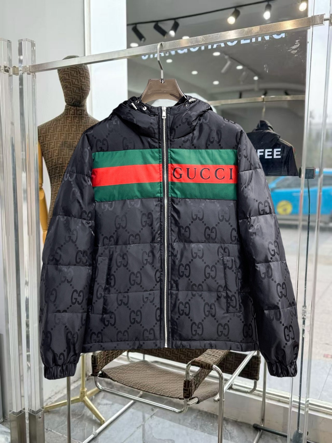 NO:649744,Gucci's new 2025 autumn and winter down jacket. This is known as the most expensive down jacket in the world, all 90 down. With a classic logo combination, it is full of visual impact at first sight. It has better thermal insulation performance, is light and not heavy, and has good loft recovery after compression, and it can gather heat and lock in temperature!  Personalized color matching design, fresh and energetic!  There are too many versions circulating in the market. In addition to the different fabrics and workmanship, the biggest difference is that the filling is not goose down at all but feather silk or velvet, etc., and it is not easy to distinguish for those who don’t understand. In addition, the fabrics and workmanship are definitely not of the same level. In short, look for us and you will never go astray. All the exclusive full colors are purchased from genuine development. If you understand the quality of our down jackets, you can safely recommend it with your eyes closed. The three standards are complete!  Uniform series for men and women!  Size M-3XL. Maximum wear is 195 pounds.,,down jacket,alexander wang19860909古奇 2025秋冬新款羽绒服.这款号称羽绒服届最贵的,全部90绒的.带着经典的Logo组合搭配,第一眼看到就是满满的视觉冲击,保暖性能更出色,轻便不厚重,且压缩后的蓬松度恢复性好,聚热锁温！个性的拼色设计,清新有活力！市面流通的版本实在太多了,除了面料做工不同外,最大的区别就是填充物根本不是鹅绒而是羽丝或手感绒等等,而不懂的根本不容易区分.另外面料和做工也绝对不是一个级别,总之认准我们,让你绝对不跑偏,独家全色全部购入正版开发,懂我们家羽绒服质量的,完全可以放心闭眼推.三标齐全！男女同款系列！码数M-3XL.最大穿到195斤.,,down jacket,alexander wang,Men's clothing