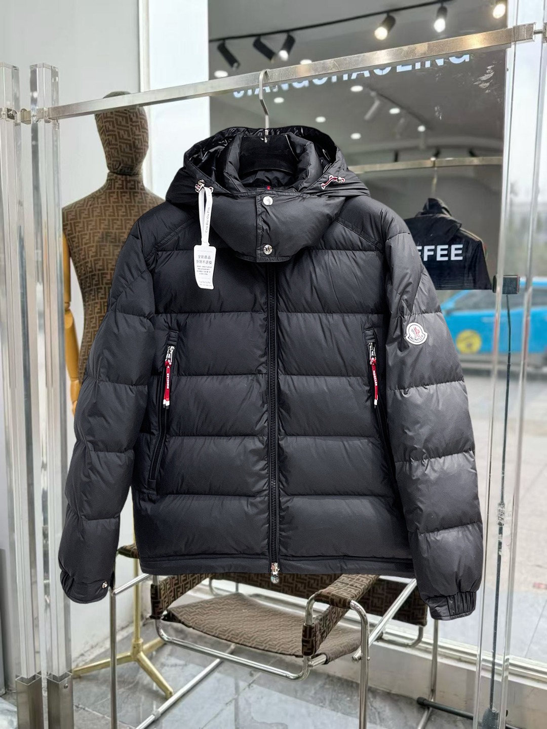NO:649753,Mengkou's new 2025 autumn and winter down jacket. This is known as the most expensive down jacket in the world, all 90 down. With a classic logo combination, it is full of visual impact at first sight. It has better thermal insulation performance, is light and not heavy, and has good loft recovery after compression, and it can gather heat and lock in temperature!  Personalized color matching design, fresh and energetic!  There are too many versions circulating in the market. In addition to the different fabrics and workmanship, the biggest difference is that the filling is not goose down at all but feather silk or velvet, etc., and it is not easy to distinguish for those who don’t understand. In addition, the fabrics and workmanship are definitely not of the same level. In short, look for us and you will never go astray. All the exclusive full colors are purchased from genuine development. If you understand the quality of our down jackets, you can safely recommend it with your eyes closed. The three standards are complete!  Uniform series for men and women!  Size M-3XL. Maximum wear is 195 pounds.,,Moncler,down jacket,alexander wang19860909蒙口 2025秋冬新款羽绒服.这款号称羽绒服届最贵的,全部90绒的.带着经典的Logo组合搭配,第一眼看到就是满满的视觉冲击,保暖性能更出色,轻便不厚重,且压缩后的蓬松度恢复性好,聚热锁温！个性的拼色设计,清新有活力！市面流通的版本实在太多了,除了面料做工不同外,最大的区别就是填充物根本不是鹅绒而是羽丝或手感绒等等,而不懂的根本不容易区分.另外面料和做工也绝对不是一个级别,总之认准我们,让你绝对不跑偏,独家全色全部购入正版开发,懂我们家羽绒服质量的,完全可以放心闭眼推.三标齐全！男女同款系列！码数M-3XL.最大穿到195斤.,,Moncler,down jacket,alexander wang,Men's clothing