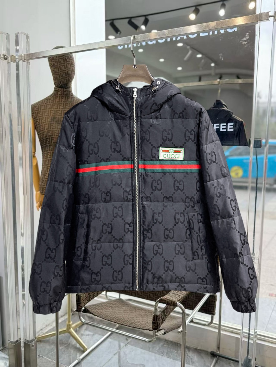 NO:649762,Gucci's new 2025 autumn and winter down jacket. This is known as the most expensive down jacket in the world, all 90 down. With a classic logo combination, it is full of visual impact at first sight. It has better thermal insulation performance, is light and not heavy, and has good loft recovery after compression, and it can gather heat and lock in temperature!  Personalized color matching design, fresh and energetic!  There are too many versions circulating in the market. In addition to the different fabrics and workmanship, the biggest difference is that the filling is not goose down at all but feather silk or velvet, etc., and it is not easy to distinguish for those who don’t understand. In addition, the fabrics and workmanship are definitely not of the same level. In short, look for us and you will never go astray. All the exclusive full colors are purchased from genuine development. If you understand the quality of our down jackets, you can safely recommend it with your eyes closed. The three standards are complete!  Uniform series for men and women!  Size M-3XL. Maximum wear is 195 pounds.,,down jacket,alexander wang19860909古奇 2025秋冬新款羽绒服.这款号称羽绒服届最贵的,全部90绒的.带着经典的Logo组合搭配,第一眼看到就是满满的视觉冲击,保暖性能更出色,轻便不厚重,且压缩后的蓬松度恢复性好,聚热锁温！个性的拼色设计,清新有活力！市面流通的版本实在太多了,除了面料做工不同外,最大的区别就是填充物根本不是鹅绒而是羽丝或手感绒等等,而不懂的根本不容易区分.另外面料和做工也绝对不是一个级别,总之认准我们,让你绝对不跑偏,独家全色全部购入正版开发,懂我们家羽绒服质量的,完全可以放心闭眼推.三标齐全！男女同款系列！码数M-3XL.最大穿到195斤.,,down jacket,alexander wang,Men's clothing