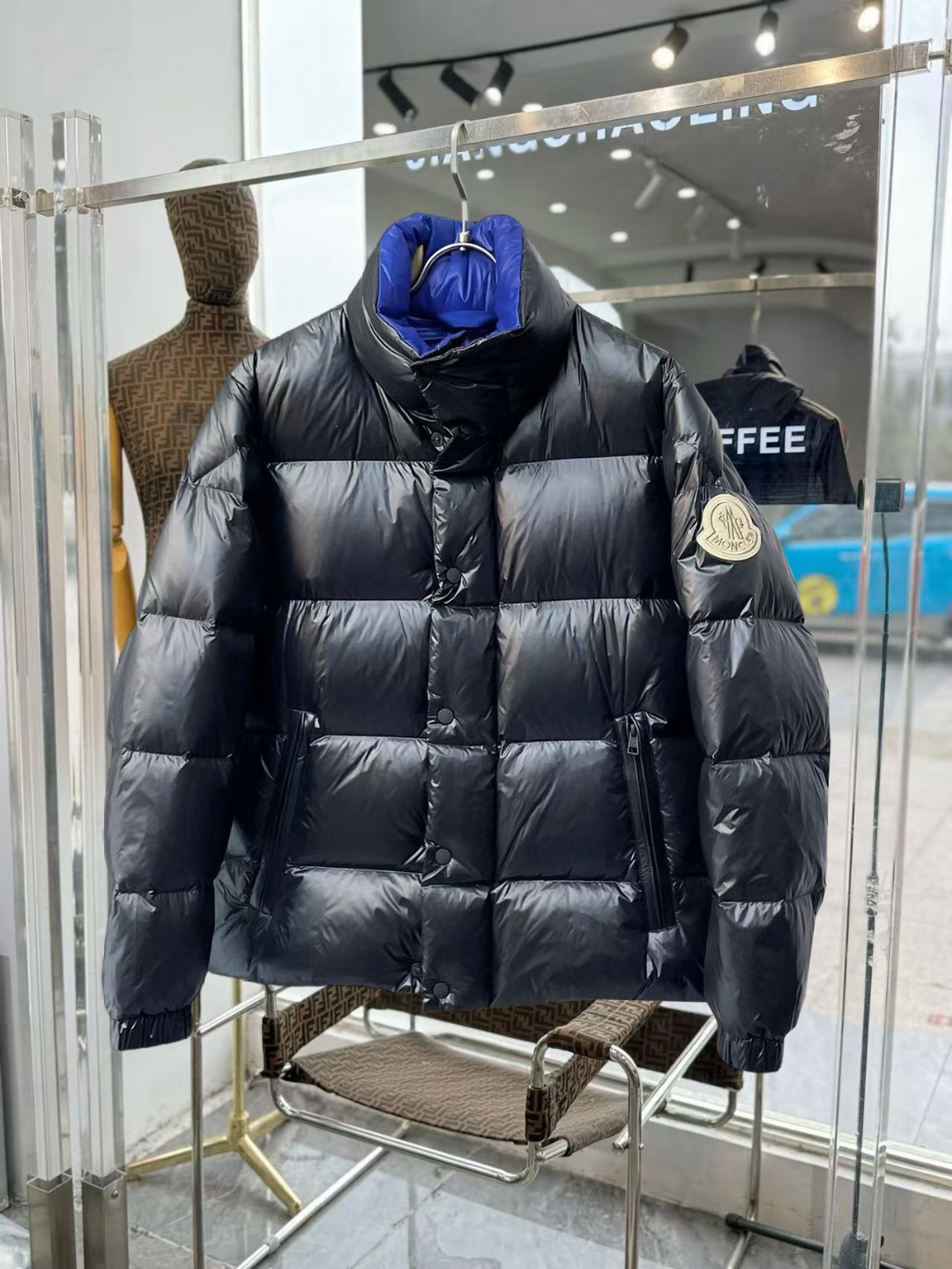 NO:649771,Mengkou's new 2025 autumn and winter down jacket. This is known as the most expensive down jacket in the world, all 90 down. With a classic logo combination, it is full of visual impact at first sight. It has better thermal insulation performance, is light and not heavy, and has good loft recovery after compression, and it can gather heat and lock in temperature!  Personalized color matching design, fresh and energetic!  There are too many versions circulating in the market. In addition to the different fabrics and workmanship, the biggest difference is that the filling is not goose down at all but feather silk or velvet, etc., and it is not easy to distinguish for those who don’t understand. In addition, the fabrics and workmanship are definitely not of the same level. In short, look for us and you will never go astray. All the exclusive full colors are purchased from genuine development. If you understand the quality of our down jackets, you can safely recommend it with your eyes closed. The three standards are complete!  Uniform series for men and women!  Size M-3XL. Maximum wear is 195 pounds.,,Moncler,down jacket,alexander wang19860909蒙口 2025秋冬新款羽绒服.这款号称羽绒服届最贵的,全部90绒的.带着经典的Logo组合搭配,第一眼看到就是满满的视觉冲击,保暖性能更出色,轻便不厚重,且压缩后的蓬松度恢复性好,聚热锁温！个性的拼色设计,清新有活力！市面流通的版本实在太多了,除了面料做工不同外,最大的区别就是填充物根本不是鹅绒而是羽丝或手感绒等等,而不懂的根本不容易区分.另外面料和做工也绝对不是一个级别,总之认准我们,让你绝对不跑偏,独家全色全部购入正版开发,懂我们家羽绒服质量的,完全可以放心闭眼推.三标齐全！男女同款系列！码数M-3XL.最大穿到195斤.,,Moncler,down jacket,alexander wang,Men's clothing