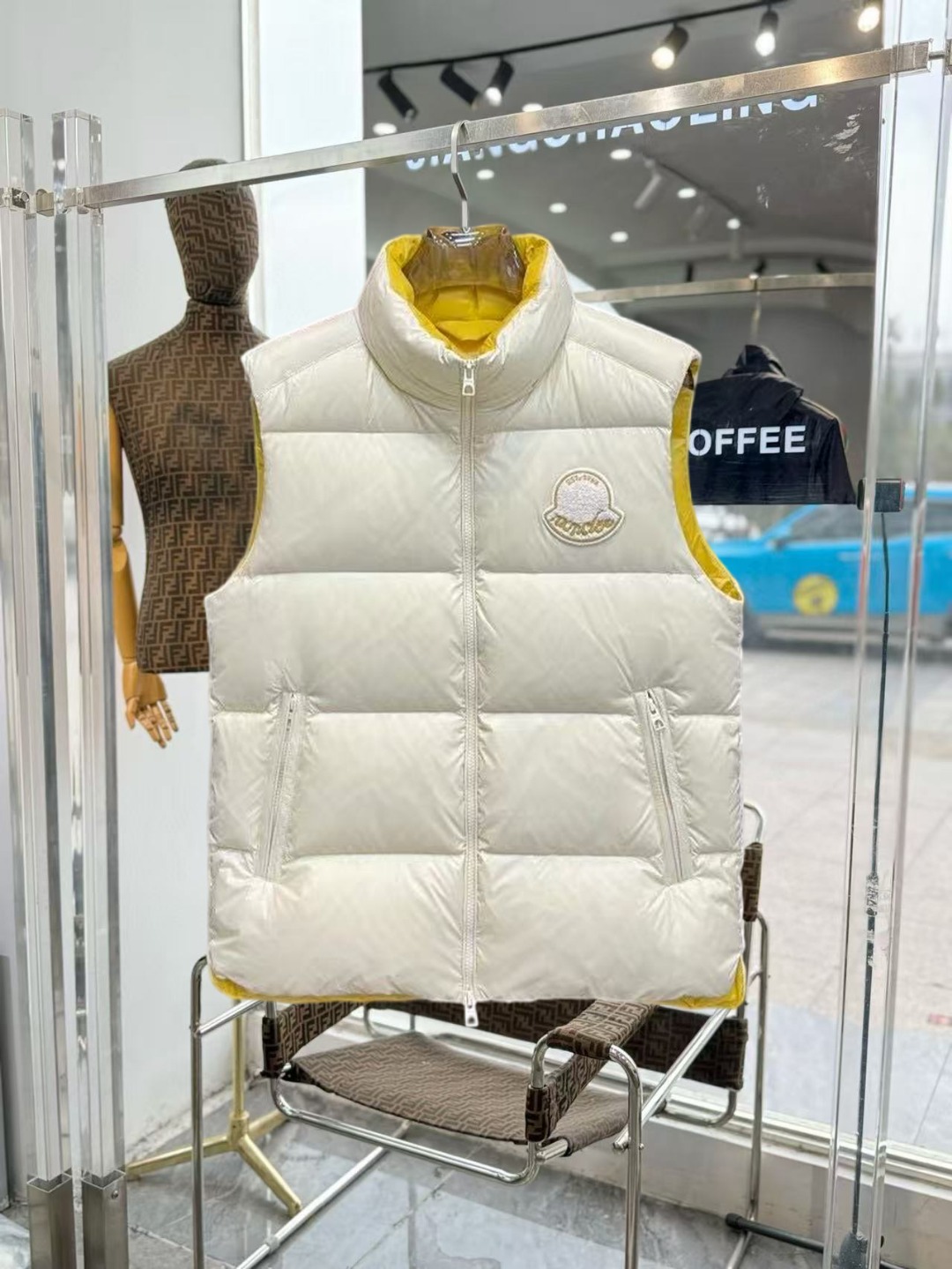 NO:649780,Hot-selling down jacket 2025 new product Moner new down vest New product for the show, perfect condition, high-tech waterproof fabric, 90% white goose down filling inside, comfortable and warm, full and attractive color, very outstanding design, easily upgrade the fashion sense, extremely elegant and rigorous workmanship, neat and meticulous wiring!  A masterpiece from a famous designer!  The upper body does not look bloated and is super handsome!  Counter size: M-3XL,,down jacket,alexander wang19860909爆款羽绒服 2025新品 Moner 新款羽绒马甲 秀场新品,品相非常完美,高科技防水面料,内里90白鹅绒填充,舒适保暖,色泽饱满诱人,非常出彩的设计,轻松将时髦感进阶,做工极为考究严谨,走线工整细致！大牌设计师巨作！上身不显臃肿、超级帅气！柜台码数: M-3XL,,down jacket,alexander wang,Men's clothing