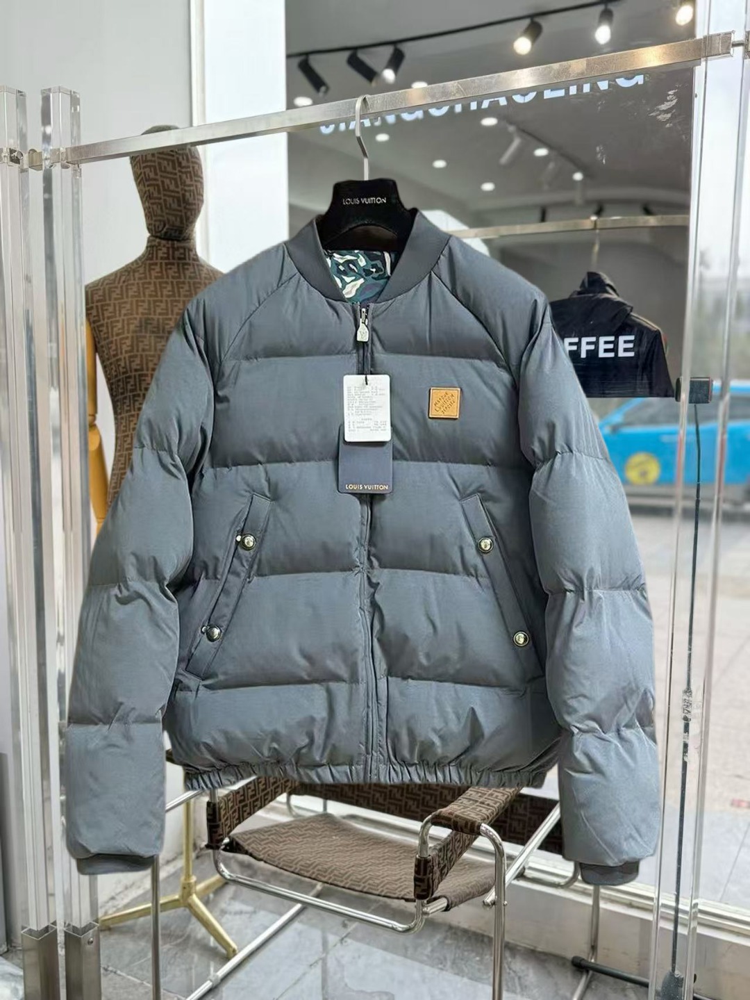 NO:649789,Lv 2025 autumn and winter new down jacket. This is known as the most expensive down jacket in the world, all 90 down. With a classic logo combination, it is full of visual impact at first sight. It has better thermal insulation performance, is light and not heavy, and has good fluff recovery after compression, and can gather heat and lock in temperature!  Personalized color matching design, fresh and energetic!  There are too many versions circulating in the market. In addition to the different fabrics and workmanship, the biggest difference is that the filling is not goose down at all but feather silk or velvet, etc., and it is not easy to distinguish for those who don’t understand. In addition, the fabrics and workmanship are definitely not of the same level. In short, look for us and you will never go astray. All the exclusive full colors are purchased from genuine development. If you understand the quality of our down jackets, you can safely recommend it with your eyes closed. The three standards are complete!  Uniform series for men and women!  Size M-3XL. Maximum wear is 195 pounds.,,louis vuitton,down jacket,alexander wang19860909Lv 2025秋冬新款羽绒服.这款号称羽绒服届最贵的,全部90绒的.带着经典的Logo组合搭配,第一眼看到就是满满的视觉冲击,保暖性能更出色,轻便不厚重,且压缩后的蓬松度恢复性好,聚热锁温！个性的拼色设计,清新有活力！市面流通的版本实在太多了,除了面料做工不同外,最大的区别就是填充物根本不是鹅绒而是羽丝或手感绒等等,而不懂的根本不容易区分.另外面料和做工也绝对不是一个级别,总之认准我们,让你绝对不跑偏,独家全色全部购入正版开发,懂我们家羽绒服质量的,完全可以放心闭眼推.三标齐全！男女同款系列！码数M-3XL.最大穿到195斤.,,louis vuitton,down jacket,alexander wang,Men's clothing