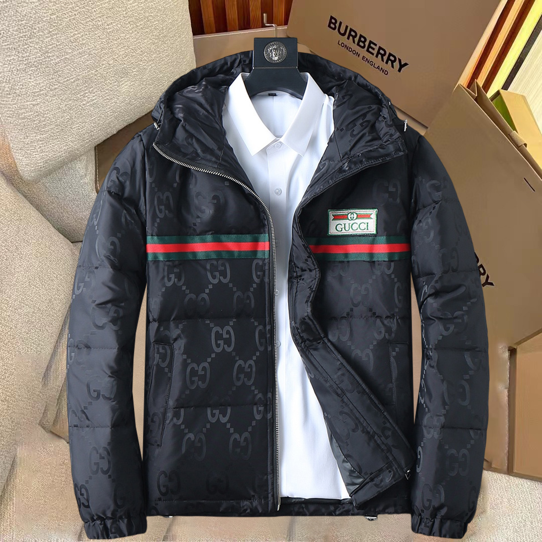 NO:731182,Support replacement after the year!  Gucci's new 2025 autumn and winter down jacket. This is known as the most expensive down jacket in the world, all 90 down. With a classic logo combination, it is full of visual impact at first sight. It has better thermal insulation performance, is light and not heavy, and has good loft recovery after compression, and it can gather heat and lock in temperature!  Personalized color matching design, fresh and energetic!  There are too many versions circulating in the market. In addition to the different fabrics and workmanship, the biggest difference is that the filling is not goose down at all but feather silk or velvet, etc., and it is not easy to distinguish for those who don’t understand. In addition, the fabrics and workmanship are definitely not of the same level. In short, look for us and you will never go astray. All the exclusive full colors are purchased from genuine development. If you understand the quality of our down jackets, you can safely recommend it with your eyes closed. The three standards are complete!  Uniform series for men and women!  Size M-3XL. Maximum wear capacity is 195 catties.,,down jacket,19860909支持年后退换！ 古奇 2025秋冬新款羽绒服.这款号称羽绒服届最贵的,全部90绒的.带着经典的Logo组合搭配,第一眼看到就是满满的视觉冲击,保暖性能更出色,轻便不厚重,且压缩后的蓬松度恢复性好,聚热锁温！个性的拼色设计,清新有活力！市面流通的版本实在太多了,除了面料做工不同外,最大的区别就是填充物根本不是鹅绒而是羽丝或手感绒等等,而不懂的根本不容易区分.另外面料和做工也绝对不是一个级别,总之认准我们,让你绝对不跑偏,独家全色全部购入正版开发,懂我们家羽绒服质量的,完全可以放心闭眼推.三标齐全！男女同款系列！码数M-3XL.最大穿到195斤.,,down jacket,,Men's clothing