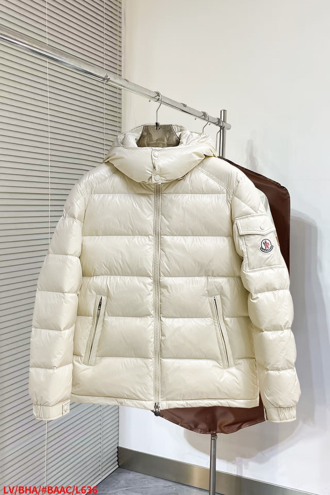 NO:652340,Mengkou's new autumn and winter down jacket. This is known as the most expensive down jacket in the world, all 90 down. It has a classic logo combination, and it is full of visual impact at first sight. It has better thermal insulation performance, is light and not heavy, and has good loft recovery after compression, and it can gather heat and lock in temperature!  Personalized color matching design, fresh and energetic!  There are too many versions circulating in the market. In addition to the different fabrics and workmanship, the biggest difference is that the filling is not goose down at all but feather silk or velvet, etc., and it is not easy to distinguish for those who don’t understand. In addition, the fabrics and workmanship are definitely not of the same level. In short, look for us and you will never go astray. All the exclusive full colors are purchased from genuine development. If you understand the quality of our down jackets, you can safely recommend it with your eyes closed. The three standards are complete!  Uniform series for men and women!  Size M-3XL. Maximum wear is 195 pounds.,,Moncler,down jacket,alexander wang19860909蒙口 秋冬新款羽绒服.这款号称羽绒服届最贵的,全部90绒的.带着经典的Logo组合搭配,第一眼看到就是满满的视觉冲击,保暖性能更出色,轻便不厚重,且压缩后的蓬松度恢复性好,聚热锁温！个性的拼色设计,清新有活力！市面流通的版本实在太多了,除了面料做工不同外,最大的区别就是填充物根本不是鹅绒而是羽丝或手感绒等等,而不懂的根本不容易区分.另外面料和做工也绝对不是一个级别,总之认准我们,让你绝对不跑偏,独家全色全部购入正版开发,懂我们家羽绒服质量的,完全可以放心闭眼推.三标齐全！男女同款系列！码数M-3XL.最大穿到195斤.,,Moncler,down jacket,alexander wang,Men's clothing