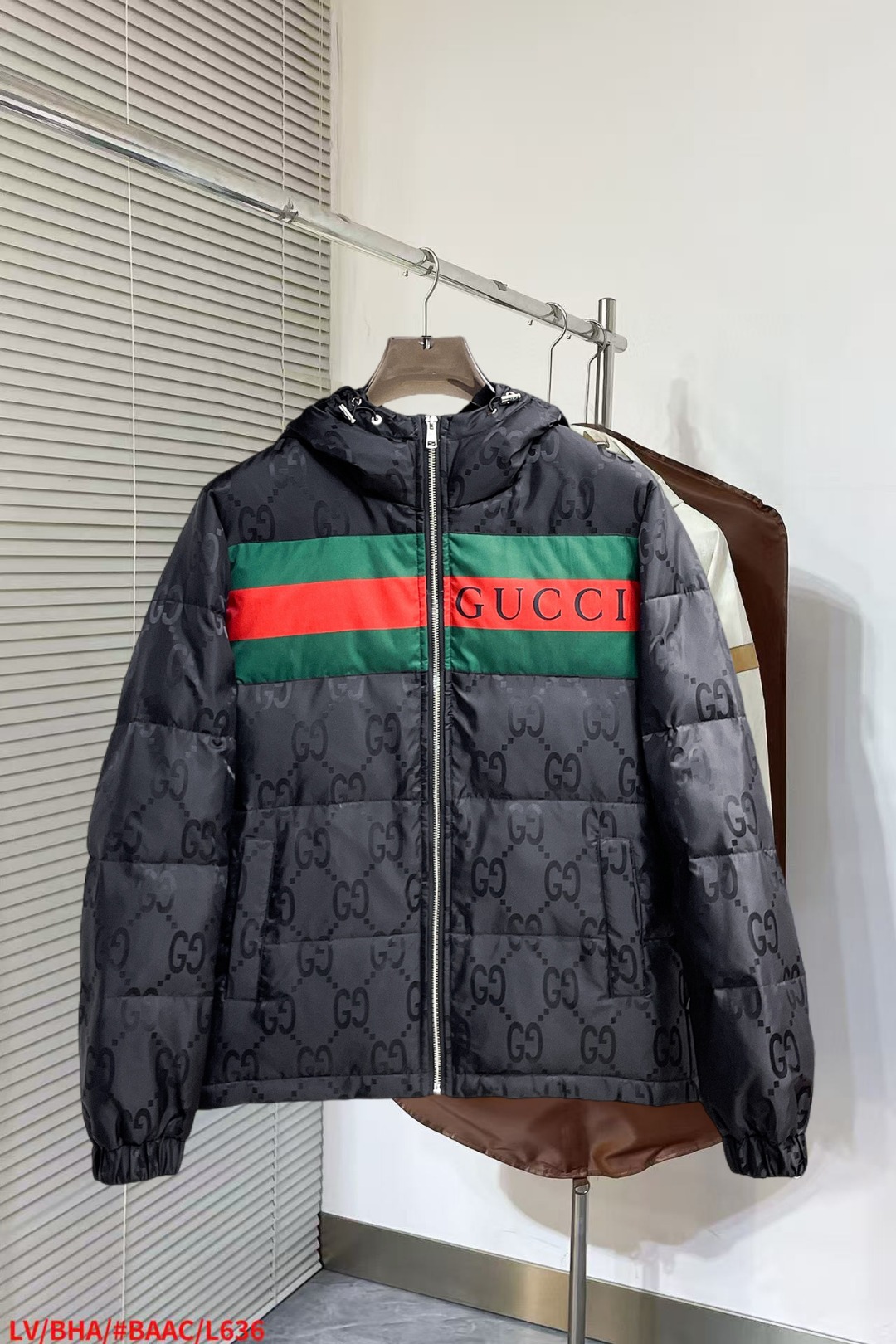 NO:652333,Gucci's new autumn and winter down jacket. This is known as the most expensive down jacket in the world, all 90 down. With a classic logo combination, it is full of visual impact at first sight. It has better thermal insulation performance, is light and not heavy, and has good loft recovery after compression, and it can gather heat and lock in temperature!  Personalized color matching design, fresh and energetic!  There are too many versions circulating in the market. In addition to the different fabrics and workmanship, the biggest difference is that the filling is not goose down at all but feather silk or velvet, etc., and it is not easy to distinguish for those who don’t understand. In addition, the fabrics and workmanship are definitely not of the same level. In short, look for us and you will never go astray. All the exclusive full colors are purchased from genuine development. If you understand the quality of our down jackets, you can safely recommend it with your eyes closed. The three standards are complete!  Uniform series for men and women!  Size M-3XL. Maximum wear is 195 pounds.,,down jacket,alexander wang19860909古奇 秋冬新款羽绒服.这款号称羽绒服届最贵的,全部90绒的.带着经典的Logo组合搭配,第一眼看到就是满满的视觉冲击,保暖性能更出色,轻便不厚重,且压缩后的蓬松度恢复性好,聚热锁温！个性的拼色设计,清新有活力！市面流通的版本实在太多了,除了面料做工不同外,最大的区别就是填充物根本不是鹅绒而是羽丝或手感绒等等,而不懂的根本不容易区分.另外面料和做工也绝对不是一个级别,总之认准我们,让你绝对不跑偏,独家全色全部购入正版开发,懂我们家羽绒服质量的,完全可以放心闭眼推.三标齐全！男女同款系列！码数M-3XL.最大穿到195斤.,,down jacket,alexander wang,Men's clothing