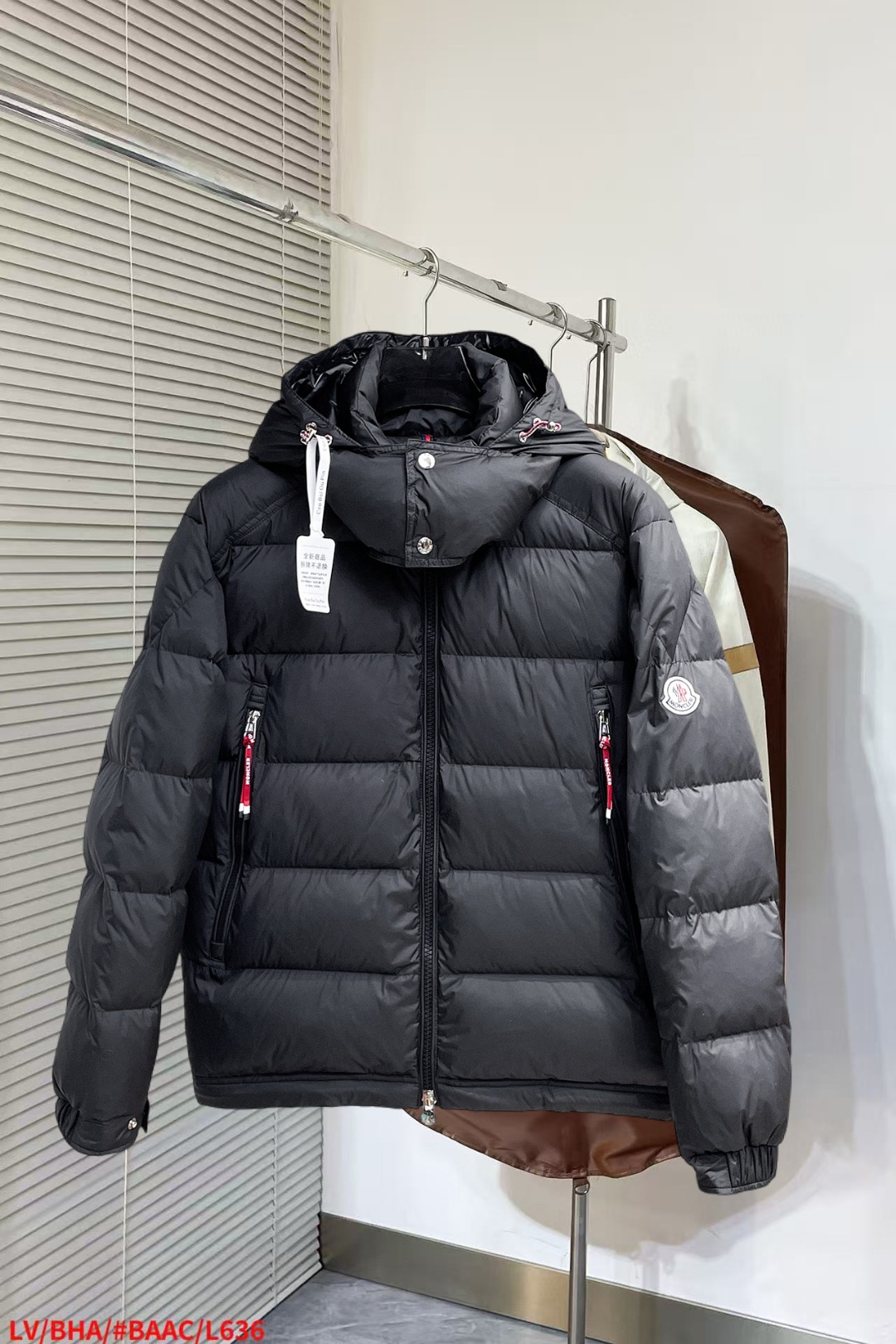 NO:652327,Mengkou's new autumn and winter down jacket. This is known as the most expensive down jacket in the world, all 90 down. It has a classic logo combination, and it is full of visual impact at first sight. It has better thermal insulation performance, is light and not heavy, and has good loft recovery after compression, and it can gather heat and lock in temperature!  Personalized color matching design, fresh and energetic!  There are too many versions circulating in the market. In addition to the different fabrics and workmanship, the biggest difference is that the filling is not goose down at all but feather silk or velvet, etc., and it is not easy to distinguish for those who don’t understand. In addition, the fabrics and workmanship are definitely not of the same level. In short, look for us and you will never go astray. All the exclusive full colors are purchased from genuine development. If you understand the quality of our down jackets, you can safely recommend it with your eyes closed. The three standards are complete!  Uniform series for men and women!  Size M-3XL. Maximum wear is 195 pounds.,,Moncler,down jacket,alexander wang19860909蒙口 秋冬新款羽绒服.这款号称羽绒服届最贵的,全部90绒的.带着经典的Logo组合搭配,第一眼看到就是满满的视觉冲击,保暖性能更出色,轻便不厚重,且压缩后的蓬松度恢复性好,聚热锁温！个性的拼色设计,清新有活力！市面流通的版本实在太多了,除了面料做工不同外,最大的区别就是填充物根本不是鹅绒而是羽丝或手感绒等等,而不懂的根本不容易区分.另外面料和做工也绝对不是一个级别,总之认准我们,让你绝对不跑偏,独家全色全部购入正版开发,懂我们家羽绒服质量的,完全可以放心闭眼推.三标齐全！男女同款系列！码数M-3XL.最大穿到195斤.,,Moncler,down jacket,alexander wang,Men's clothing