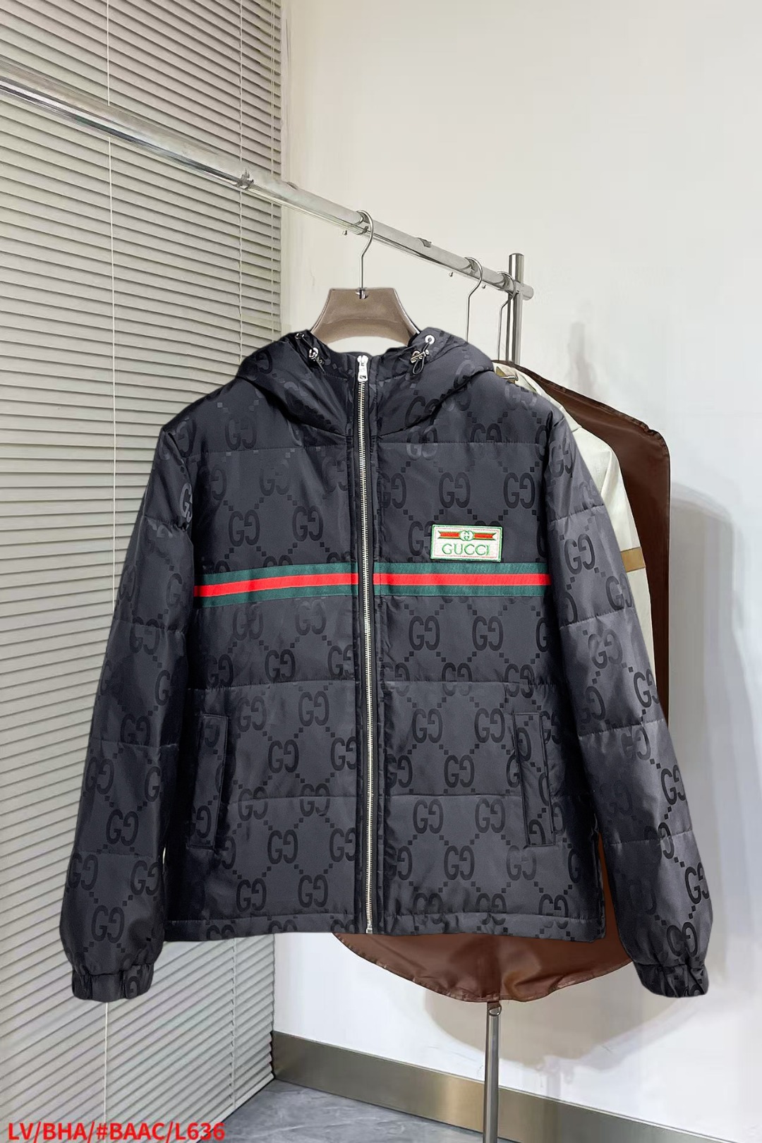 NO:652323,Gucci's new autumn and winter down jacket. This is known as the most expensive down jacket in the world, all 90 down. With a classic logo combination, it is full of visual impact at first sight. It has better thermal insulation performance, is light and not heavy, and has good loft recovery after compression, and it can gather heat and lock in temperature!  Personalized color matching design, fresh and energetic!  There are too many versions circulating in the market. In addition to the different fabrics and workmanship, the biggest difference is that the filling is not goose down at all but feather silk or velvet, etc., and it is not easy to distinguish for those who don’t understand. In addition, the fabrics and workmanship are definitely not of the same level. In short, look for us and you will never go astray. All the exclusive full colors are purchased from genuine development. If you understand the quality of our down jackets, you can safely recommend it with your eyes closed. The three standards are complete!  Uniform series for men and women!  Size M-3XL. Maximum wear is 195 pounds.,,down jacket,alexander wang19860909古奇 秋冬新款羽绒服.这款号称羽绒服届最贵的,全部90绒的.带着经典的Logo组合搭配,第一眼看到就是满满的视觉冲击,保暖性能更出色,轻便不厚重,且压缩后的蓬松度恢复性好,聚热锁温！个性的拼色设计,清新有活力！市面流通的版本实在太多了,除了面料做工不同外,最大的区别就是填充物根本不是鹅绒而是羽丝或手感绒等等,而不懂的根本不容易区分.另外面料和做工也绝对不是一个级别,总之认准我们,让你绝对不跑偏,独家全色全部购入正版开发,懂我们家羽绒服质量的,完全可以放心闭眼推.三标齐全！男女同款系列！码数M-3XL.最大穿到195斤.,,down jacket,alexander wang,Men's clothing