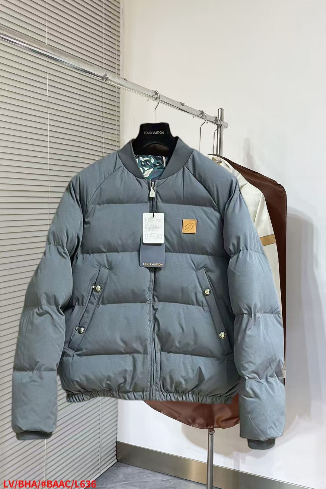 NO:652354,LV's new autumn and winter down jacket. This is known as the most expensive down jacket in the world, all 90 down. With a classic logo combination, it is full of visual impact at first sight. It has better thermal insulation performance, is light and not heavy, and has good loft recovery after compression, and it can gather heat and lock in temperature!  Personalized color matching design, fresh and energetic!  There are too many versions circulating in the market. In addition to the different fabrics and workmanship, the biggest difference is that the filling is not goose down at all but feather silk or velvet, etc., and it is not easy to distinguish for those who don’t understand. In addition, the fabrics and workmanship are definitely not of the same level. In short, look for us and you will never go astray. All the exclusive full colors are purchased from genuine development. If you understand the quality of our down jackets, you can safely recommend it with your eyes closed. The three standards are complete!  Uniform series for men and women!  Size M-3XL. Maximum wear is 195 pounds.,,louis vuitton,down jacket,alexander wang19860909Lv 秋冬新款羽绒服.这款号称羽绒服届最贵的,全部90绒的.带着经典的Logo组合搭配,第一眼看到就是满满的视觉冲击,保暖性能更出色,轻便不厚重,且压缩后的蓬松度恢复性好,聚热锁温！个性的拼色设计,清新有活力！市面流通的版本实在太多了,除了面料做工不同外,最大的区别就是填充物根本不是鹅绒而是羽丝或手感绒等等,而不懂的根本不容易区分.另外面料和做工也绝对不是一个级别,总之认准我们,让你绝对不跑偏,独家全色全部购入正版开发,懂我们家羽绒服质量的,完全可以放心闭眼推.三标齐全！男女同款系列！码数M-3XL.最大穿到195斤.,,louis vuitton,down jacket,alexander wang,Men's clothing