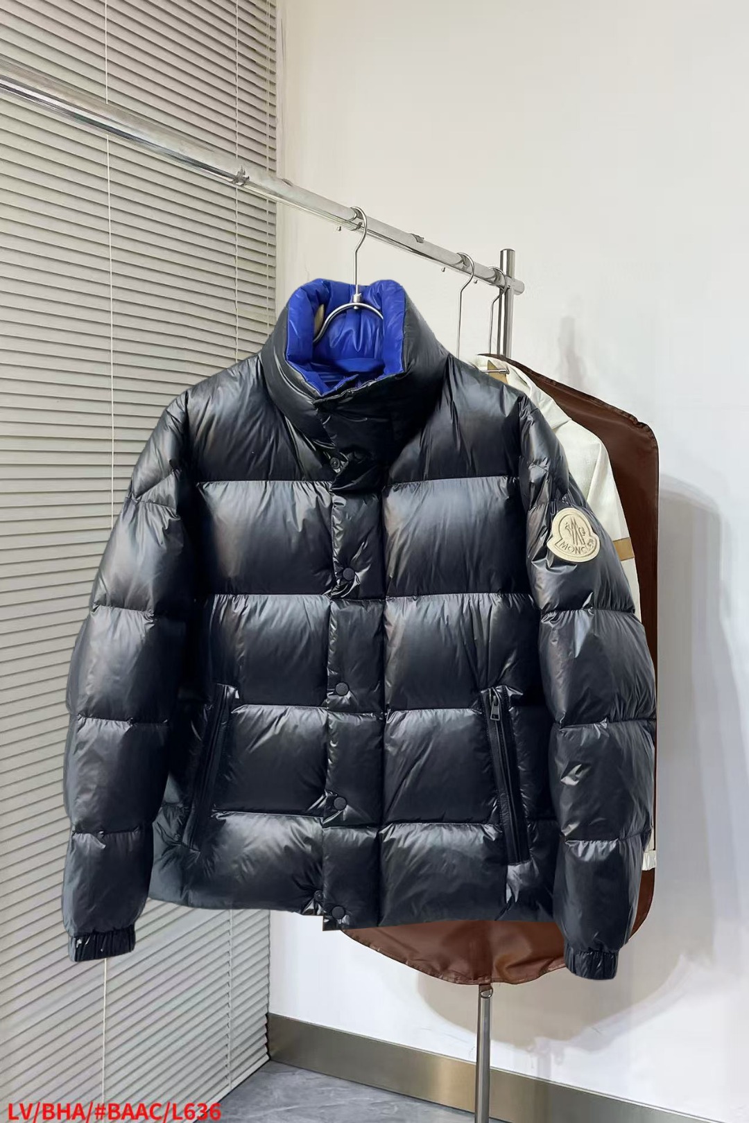 NO:652361,Mengkou's new autumn and winter down jacket. This is known as the most expensive down jacket in the world, all 90 down. It has a classic logo combination, and it is full of visual impact at first sight. It has better thermal insulation performance, is light and not heavy, and has good loft recovery after compression, and it can gather heat and lock in temperature!  Personalized color matching design, fresh and energetic!  There are too many versions circulating in the market. In addition to the different fabrics and workmanship, the biggest difference is that the filling is not goose down at all but feather silk or velvet, etc., and it is not easy to distinguish for those who don’t understand. In addition, the fabrics and workmanship are definitely not of the same level. In short, look for us and you will never go astray. All the exclusive full colors are purchased from genuine development. If you understand the quality of our down jackets, you can safely recommend it with your eyes closed. The three standards are complete!  Uniform series for men and women!  Size M-3XL. Maximum wear is 195 pounds.,,Moncler,down jacket,alexander wang19860909蒙口 秋冬新款羽绒服.这款号称羽绒服届最贵的,全部90绒的.带着经典的Logo组合搭配,第一眼看到就是满满的视觉冲击,保暖性能更出色,轻便不厚重,且压缩后的蓬松度恢复性好,聚热锁温！个性的拼色设计,清新有活力！市面流通的版本实在太多了,除了面料做工不同外,最大的区别就是填充物根本不是鹅绒而是羽丝或手感绒等等,而不懂的根本不容易区分.另外面料和做工也绝对不是一个级别,总之认准我们,让你绝对不跑偏,独家全色全部购入正版开发,懂我们家羽绒服质量的,完全可以放心闭眼推.三标齐全！男女同款系列！码数M-3XL.最大穿到195斤.,,Moncler,down jacket,alexander wang,Men's clothing