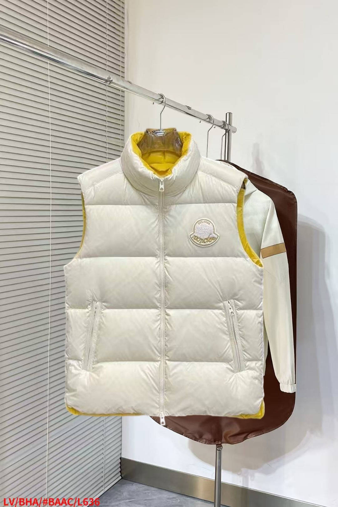 NO:652347,Popular down jacket, new product, Moner new down vest, new product for the show, perfect condition, high-tech waterproof fabric, 90% white goose down filling inside, comfortable and warm, full and attractive color, very outstanding design, easily upgrade the fashion sense, extremely elegant and rigorous workmanship, neat and meticulous wiring!  A masterpiece from a famous designer!  The upper body does not look bloated and is super handsome!  Counter size: M-3XL,,down jacket,alexander wang19860909爆款羽绒服 新品 Moner 新款羽绒马甲 秀场新品,品相非常完美,高科技防水面料,内里90白鹅绒填充,舒适保暖,色泽饱满诱人,非常出彩的设计,轻松将时髦感进阶,做工极为考究严谨,走线工整细致！大牌设计师巨作！上身不显臃肿、超级帅气！柜台码数: M-3XL,,down jacket,alexander wang,Men's clothing