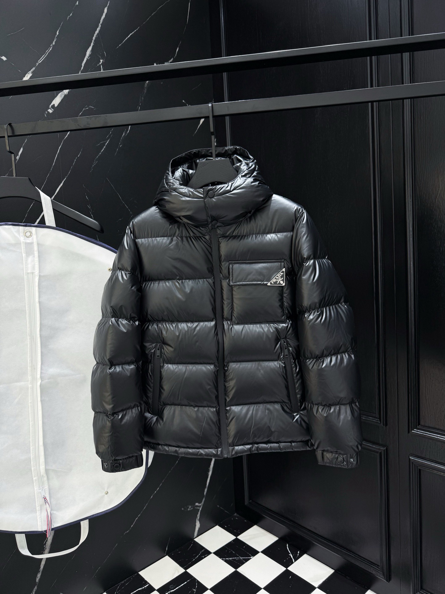 NO:652402,Autumn and winter new original custom-made hardware accessories are all imported and original customization. Welcome to compare. Absolutely high quality. Made of top-grade 95 white duck down. Super soft. Filled with fluffy and full feathers. Super heavy fabrics with perfect workmanship. Note that the fabric is super comfortable. Exclusive model. Not available in the market. Same size for men and women 48-56,,alexander wang19860909秋冬新款原版订制五金配件全进口原版定制 欢迎对比 绝对的高品质 采用顶级95白鸭绒 超柔软 充羽量蓬松饱满 超级重面料做工杠杠的版型完美 注意面料超舒服 独家款 非市场货 男女同款尺码48-56,,alexander wang,Men's clothing