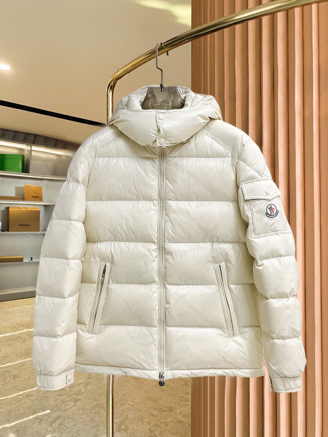 NO:690907,Mengkou's new 2025 autumn and winter down jacket. This is known as the most expensive down jacket in the world, all 90 down. With a classic logo combination, it is full of visual impact at first sight. It has better thermal insulation performance, is light and not heavy, and has good loft recovery after compression, and it can gather heat and lock in temperature!  Personalized color matching design, fresh and energetic!  There are too many versions circulating in the market. In addition to the different fabrics and workmanship, the biggest difference is that the filling is not goose down at all but feather silk or velvet, etc., and it is not easy to distinguish for those who don’t understand. In addition, the fabrics and workmanship are definitely not of the same level. In short, look for us and you will never go astray. All the exclusive full colors are purchased from genuine development. If you understand the quality of our down jackets, you can safely recommend it with your eyes closed. The three standards are complete!  Uniform series for men and women!  Size M-3XL. Maximum wear capacity is 195 pounds.,,Moncler,down jacket,19860909蒙口 2025秋冬新款羽绒服.这款号称羽绒服届最贵的,全部90绒的.带着经典的Logo组合搭配,第一眼看到就是满满的视觉冲击,保暖性能更出色,轻便不厚重,且压缩后的蓬松度恢复性好,聚热锁温！个性的拼色设计,清新有活力！市面流通的版本实在太多了,除了面料做工不同外,最大的区别就是填充物根本不是鹅绒而是羽丝或手感绒等等,而不懂的根本不容易区分.另外面料和做工也绝对不是一个级别,总之认准我们,让你绝对不跑偏,独家全色全部购入正版开发,懂我们家羽绒服质量的,完全可以放心闭眼推.三标齐全！男女同款系列！码数M-3XL.最大穿到195斤.,,Moncler,down jacket,,Men's clothing