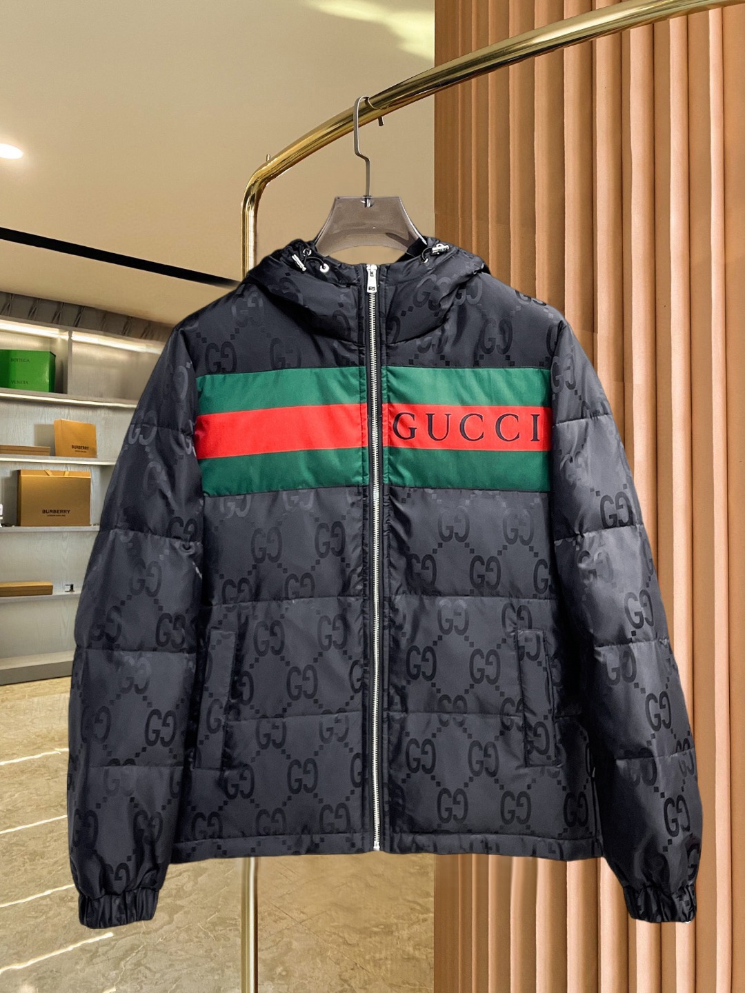 NO:690908,Gucci's new 2025 autumn and winter down jacket. This is known as the most expensive down jacket in the world, all 90 down. With a classic logo combination, it is full of visual impact at first sight. It has better thermal insulation performance, is light and not heavy, and has good loft recovery after compression, and it can gather heat and lock in temperature!  Personalized color matching design, fresh and energetic!  There are too many versions circulating in the market. In addition to the different fabrics and workmanship, the biggest difference is that the filling is not goose down at all but feather silk or velvet, etc., and it is not easy to distinguish for those who don’t understand. In addition, the fabrics and workmanship are definitely not of the same level. In short, look for us and you will never go astray. All the exclusive full colors are purchased from genuine development. If you understand the quality of our down jackets, you can safely recommend it with your eyes closed. The three standards are complete!  Uniform series for men and women!  Size M-3XL. Maximum wear capacity is 195 catties.,,down jacket,19860909古奇 2025秋冬新款羽绒服.这款号称羽绒服届最贵的,全部90绒的.带着经典的Logo组合搭配,第一眼看到就是满满的视觉冲击,保暖性能更出色,轻便不厚重,且压缩后的蓬松度恢复性好,聚热锁温！个性的拼色设计,清新有活力！市面流通的版本实在太多了,除了面料做工不同外,最大的区别就是填充物根本不是鹅绒而是羽丝或手感绒等等,而不懂的根本不容易区分.另外面料和做工也绝对不是一个级别,总之认准我们,让你绝对不跑偏,独家全色全部购入正版开发,懂我们家羽绒服质量的,完全可以放心闭眼推.三标齐全！男女同款系列！码数M-3XL.最大穿到195斤.,,down jacket,,Men's clothing