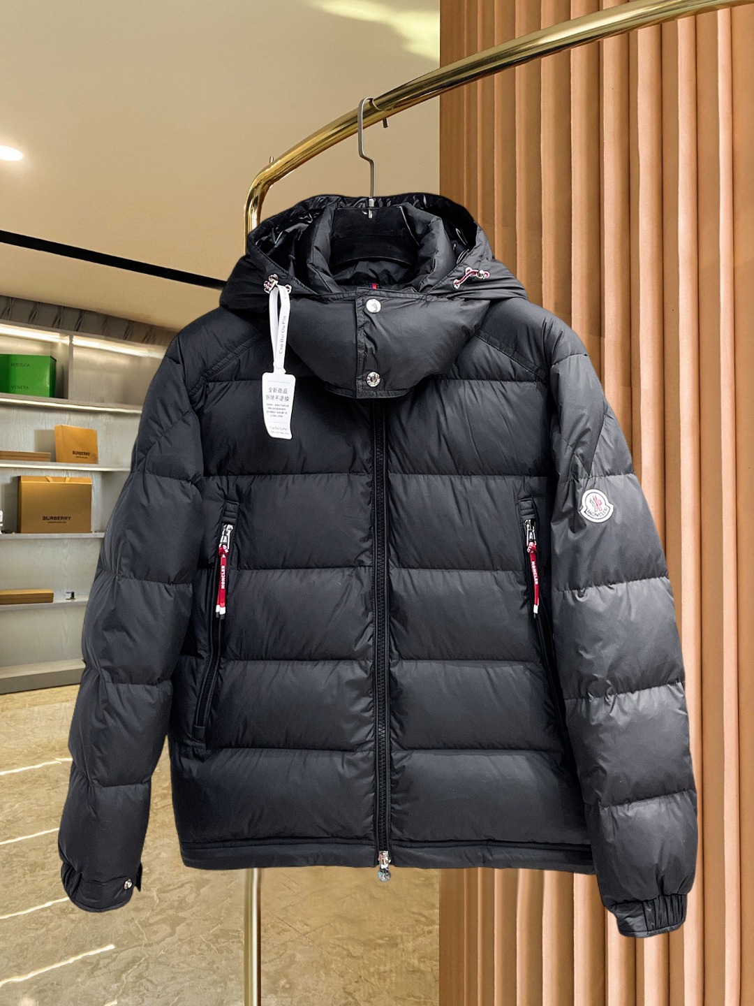 NO:690911,Mengkou's new 2025 autumn and winter down jacket. This is known as the most expensive down jacket in the world, all 90 down. With a classic logo combination, it is full of visual impact at first sight. It has better thermal insulation performance, is light and not heavy, and has good loft recovery after compression, and it can gather heat and lock in temperature!  Personalized color matching design, fresh and energetic!  There are too many versions circulating in the market. In addition to the different fabrics and workmanship, the biggest difference is that the filling is not goose down at all but feather silk or velvet, etc., and it is not easy to distinguish for those who don’t understand. In addition, the fabrics and workmanship are definitely not of the same level. In short, look for us and you will never go astray. All the exclusive full colors are purchased from genuine development. If you understand the quality of our down jackets, you can safely recommend it with your eyes closed. The three standards are complete!  Uniform series for men and women!  Size M-3XL. Maximum wear capacity is 195 pounds.,,Moncler,down jacket,19860909蒙口 2025秋冬新款羽绒服.这款号称羽绒服届最贵的,全部90绒的.带着经典的Logo组合搭配,第一眼看到就是满满的视觉冲击,保暖性能更出色,轻便不厚重,且压缩后的蓬松度恢复性好,聚热锁温！个性的拼色设计,清新有活力！市面流通的版本实在太多了,除了面料做工不同外,最大的区别就是填充物根本不是鹅绒而是羽丝或手感绒等等,而不懂的根本不容易区分.另外面料和做工也绝对不是一个级别,总之认准我们,让你绝对不跑偏,独家全色全部购入正版开发,懂我们家羽绒服质量的,完全可以放心闭眼推.三标齐全！男女同款系列！码数M-3XL.最大穿到195斤.,,Moncler,down jacket,,Men's clothing