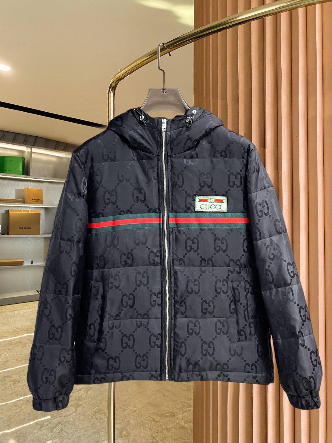 NO:690913,Gucci's new 2025 autumn and winter down jacket. This is known as the most expensive down jacket in the world, all 90 down. With a classic logo combination, it is full of visual impact at first sight. It has better thermal insulation performance, is light and not heavy, and has good loft recovery after compression, and it can gather heat and lock in temperature!  Personalized color matching design, fresh and energetic!  There are too many versions circulating in the market. In addition to the different fabrics and workmanship, the biggest difference is that the filling is not goose down at all but feather silk or velvet, etc., and it is not easy to distinguish for those who don’t understand. In addition, the fabrics and workmanship are definitely not of the same level. In short, look for us and you will never go astray. All the exclusive full colors are purchased from genuine development. If you understand the quality of our down jackets, you can safely recommend it with your eyes closed. The three standards are complete!  Uniform series for men and women!  Size M-3XL. Maximum wear capacity is 195 catties.,,down jacket,19860909古奇 2025秋冬新款羽绒服.这款号称羽绒服届最贵的,全部90绒的.带着经典的Logo组合搭配,第一眼看到就是满满的视觉冲击,保暖性能更出色,轻便不厚重,且压缩后的蓬松度恢复性好,聚热锁温！个性的拼色设计,清新有活力！市面流通的版本实在太多了,除了面料做工不同外,最大的区别就是填充物根本不是鹅绒而是羽丝或手感绒等等,而不懂的根本不容易区分.另外面料和做工也绝对不是一个级别,总之认准我们,让你绝对不跑偏,独家全色全部购入正版开发,懂我们家羽绒服质量的,完全可以放心闭眼推.三标齐全！男女同款系列！码数M-3XL.最大穿到195斤.,,down jacket,,Men's clothing