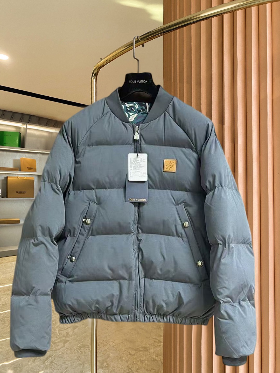 NO:690917,Lv 2025 autumn and winter new down jacket. This is known as the most expensive down jacket in the world, all 90 down. With a classic logo combination, it is full of visual impact at first sight. It has better thermal insulation performance, is light and not heavy, and has good fluff recovery after compression, and can gather heat and lock in temperature!  Personalized color matching design, fresh and energetic!  There are too many versions circulating in the market. In addition to the different fabrics and workmanship, the biggest difference is that the filling is not goose down at all but feather silk or velvet, etc., and it is not easy to distinguish for those who don’t understand. In addition, the fabrics and workmanship are definitely not of the same level. In short, look for us and you will never go astray. All the exclusive full colors are purchased from genuine development. If you understand the quality of our down jackets, you can safely recommend it with your eyes closed. The three standards are complete!  Uniform series for men and women!  Size M-3XL. Maximum wear is 195 pounds.,,louis vuitton,down jacket,19860909Lv 2025秋冬新款羽绒服.这款号称羽绒服届最贵的,全部90绒的.带着经典的Logo组合搭配,第一眼看到就是满满的视觉冲击,保暖性能更出色,轻便不厚重,且压缩后的蓬松度恢复性好,聚热锁温！个性的拼色设计,清新有活力！市面流通的版本实在太多了,除了面料做工不同外,最大的区别就是填充物根本不是鹅绒而是羽丝或手感绒等等,而不懂的根本不容易区分.另外面料和做工也绝对不是一个级别,总之认准我们,让你绝对不跑偏,独家全色全部购入正版开发,懂我们家羽绒服质量的,完全可以放心闭眼推.三标齐全！男女同款系列！码数M-3XL.最大穿到195斤.,,louis vuitton,down jacket,,Men's clothing