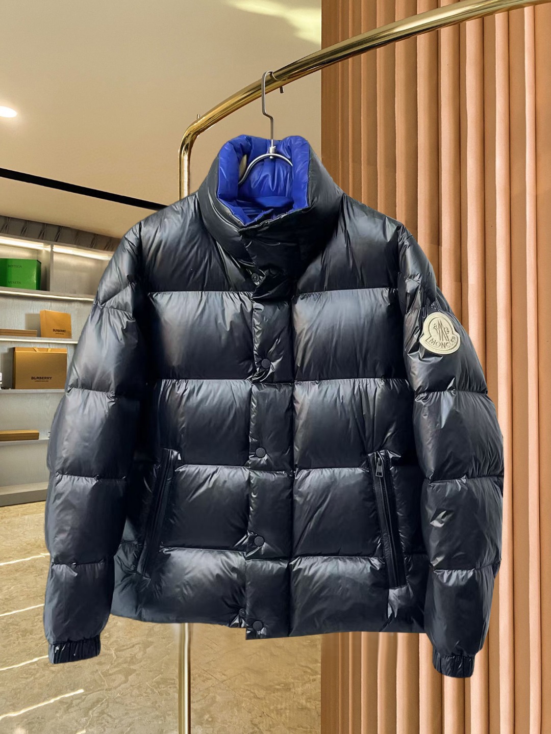NO:690919,Mengkou's new 2025 autumn and winter down jacket. This is known as the most expensive down jacket in the world, all 90 down. With a classic logo combination, it is full of visual impact at first sight. It has better thermal insulation performance, is light and not heavy, and has good loft recovery after compression, and it can gather heat and lock in temperature!  Personalized color matching design, fresh and energetic!  There are too many versions circulating in the market. In addition to the different fabrics and workmanship, the biggest difference is that the filling is not goose down at all but feather silk or velvet, etc., and it is not easy to distinguish for those who don’t understand. In addition, the fabrics and workmanship are definitely not of the same level. In short, look for us and you will never go astray. All the exclusive full colors are purchased from genuine development. If you understand the quality of our down jackets, you can safely recommend it with your eyes closed. The three standards are complete!  Uniform series for men and women!  Size M-3XL. Maximum wear capacity is 195 pounds.,,Moncler,down jacket,19860909蒙口 2025秋冬新款羽绒服.这款号称羽绒服届最贵的,全部90绒的.带着经典的Logo组合搭配,第一眼看到就是满满的视觉冲击,保暖性能更出色,轻便不厚重,且压缩后的蓬松度恢复性好,聚热锁温！个性的拼色设计,清新有活力！市面流通的版本实在太多了,除了面料做工不同外,最大的区别就是填充物根本不是鹅绒而是羽丝或手感绒等等,而不懂的根本不容易区分.另外面料和做工也绝对不是一个级别,总之认准我们,让你绝对不跑偏,独家全色全部购入正版开发,懂我们家羽绒服质量的,完全可以放心闭眼推.三标齐全！男女同款系列！码数M-3XL.最大穿到195斤.,,Moncler,down jacket,,Men's clothing
