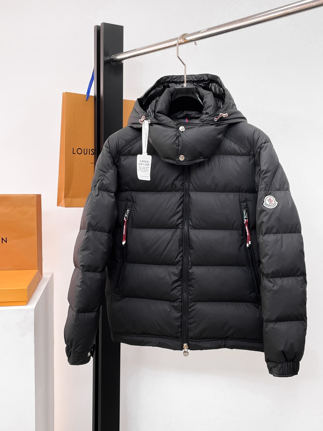 NO:654789,Mengkou's new 2025 autumn and winter down jacket. This is known as the most expensive down jacket in the world, all 90 down. With a classic logo combination, it is full of visual impact at first sight. It has better thermal insulation performance, is light and not heavy, and has good loft recovery after compression, and it can gather heat and lock in temperature!  Personalized color matching design, fresh and energetic!  There are too many versions circulating in the market. In addition to the different fabrics and workmanship, the biggest difference is that the filling is not goose down at all but feather silk or velvet, etc., and it is not easy to distinguish for those who don’t understand. In addition, the fabrics and workmanship are definitely not of the same level. In short, look for us and you will never go astray. All the exclusive full colors are purchased from genuine development. If you understand the quality of our down jackets, you can safely recommend it with your eyes closed. The three standards are complete!  Uniform series for men and women!  Size M-3XL. Maximum wear is 195 pounds.,,Moncler,down jacket,alexander wang19860909蒙口 2025秋冬新款羽绒服.这款号称羽绒服届最贵的,全部90绒的.带着经典的Logo组合搭配,第一眼看到就是满满的视觉冲击,保暖性能更出色,轻便不厚重,且压缩后的蓬松度恢复性好,聚热锁温！个性的拼色设计,清新有活力！市面流通的版本实在太多了,除了面料做工不同外,最大的区别就是填充物根本不是鹅绒而是羽丝或手感绒等等,而不懂的根本不容易区分.另外面料和做工也绝对不是一个级别,总之认准我们,让你绝对不跑偏,独家全色全部购入正版开发,懂我们家羽绒服质量的,完全可以放心闭眼推.三标齐全！男女同款系列！码数M-3XL.最大穿到195斤.,,Moncler,down jacket,alexander wang,Men's clothing