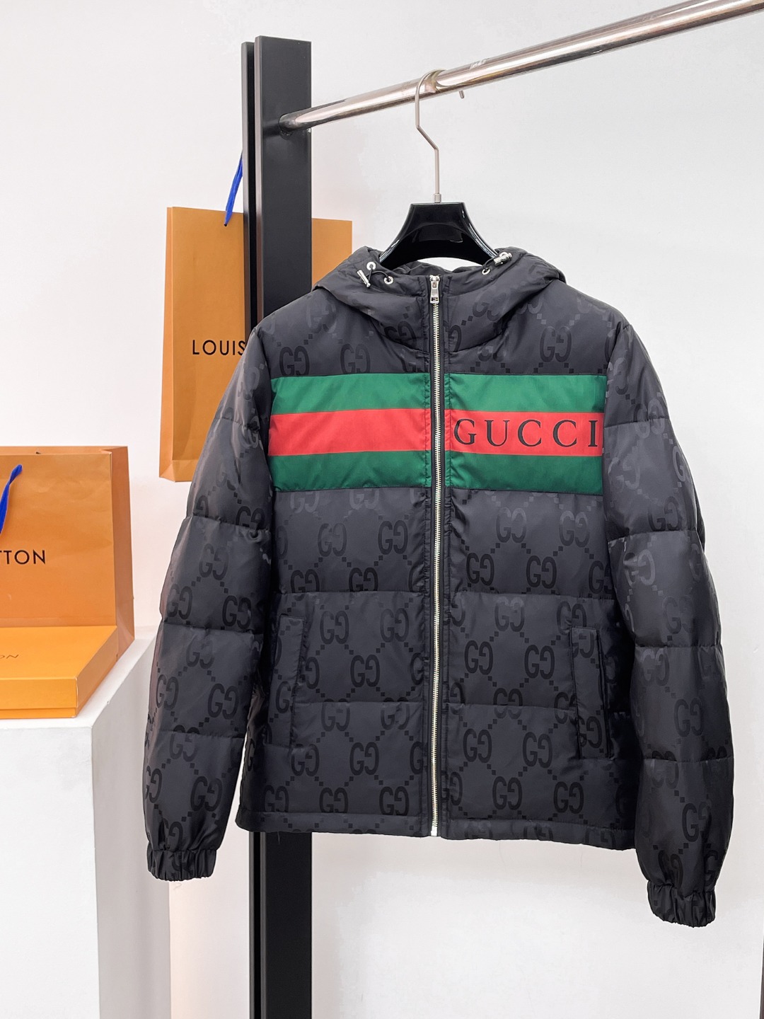 NO:654794,Gucci's new 2025 autumn and winter down jacket. This is known as the most expensive down jacket in the world, all 90 down. With a classic logo combination, it is full of visual impact at first sight. It has better thermal insulation performance, is light and not heavy, and has good loft recovery after compression, and it can gather heat and lock in temperature!  Personalized color matching design, fresh and energetic!  There are too many versions circulating in the market. In addition to the different fabrics and workmanship, the biggest difference is that the filling is not goose down at all but feather silk or velvet, etc., and it is not easy to distinguish for those who don’t understand. In addition, the fabrics and workmanship are definitely not of the same level. In short, look for us and you will never go astray. All the exclusive full colors are purchased from genuine development. If you understand the quality of our down jackets, you can safely recommend it with your eyes closed. The three standards are complete!  Uniform series for men and women!  Size M-3XL. Maximum wear is 195 pounds.,,down jacket,alexander wang19860909古奇 2025秋冬新款羽绒服.这款号称羽绒服届最贵的,全部90绒的.带着经典的Logo组合搭配,第一眼看到就是满满的视觉冲击,保暖性能更出色,轻便不厚重,且压缩后的蓬松度恢复性好,聚热锁温！个性的拼色设计,清新有活力！市面流通的版本实在太多了,除了面料做工不同外,最大的区别就是填充物根本不是鹅绒而是羽丝或手感绒等等,而不懂的根本不容易区分.另外面料和做工也绝对不是一个级别,总之认准我们,让你绝对不跑偏,独家全色全部购入正版开发,懂我们家羽绒服质量的,完全可以放心闭眼推.三标齐全！男女同款系列！码数M-3XL.最大穿到195斤.,,down jacket,alexander wang,Men's clothing