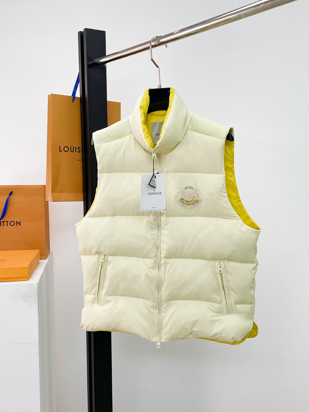 NO:654798,Hot-selling down jacket 2025 new product Moner new down vest New product for the show, perfect condition, high-tech waterproof fabric, 90% white goose down filling inside, comfortable and warm, full and attractive color, very outstanding design, easily upgrade the fashion sense, extremely elegant and rigorous workmanship, neat and meticulous wiring!  A masterpiece from a famous designer!  The upper body does not look bloated and is super handsome!  Counter size: M-3XL,,down jacket,alexander wang19860909爆款羽绒服 2025新品 Moner 新款羽绒马甲 秀场新品,品相非常完美,高科技防水面料,内里90白鹅绒填充,舒适保暖,色泽饱满诱人,非常出彩的设计,轻松将时髦感进阶,做工极为考究严谨,走线工整细致！大牌设计师巨作！上身不显臃肿、超级帅气！柜台码数: M-3XL,,down jacket,alexander wang,Men's clothing