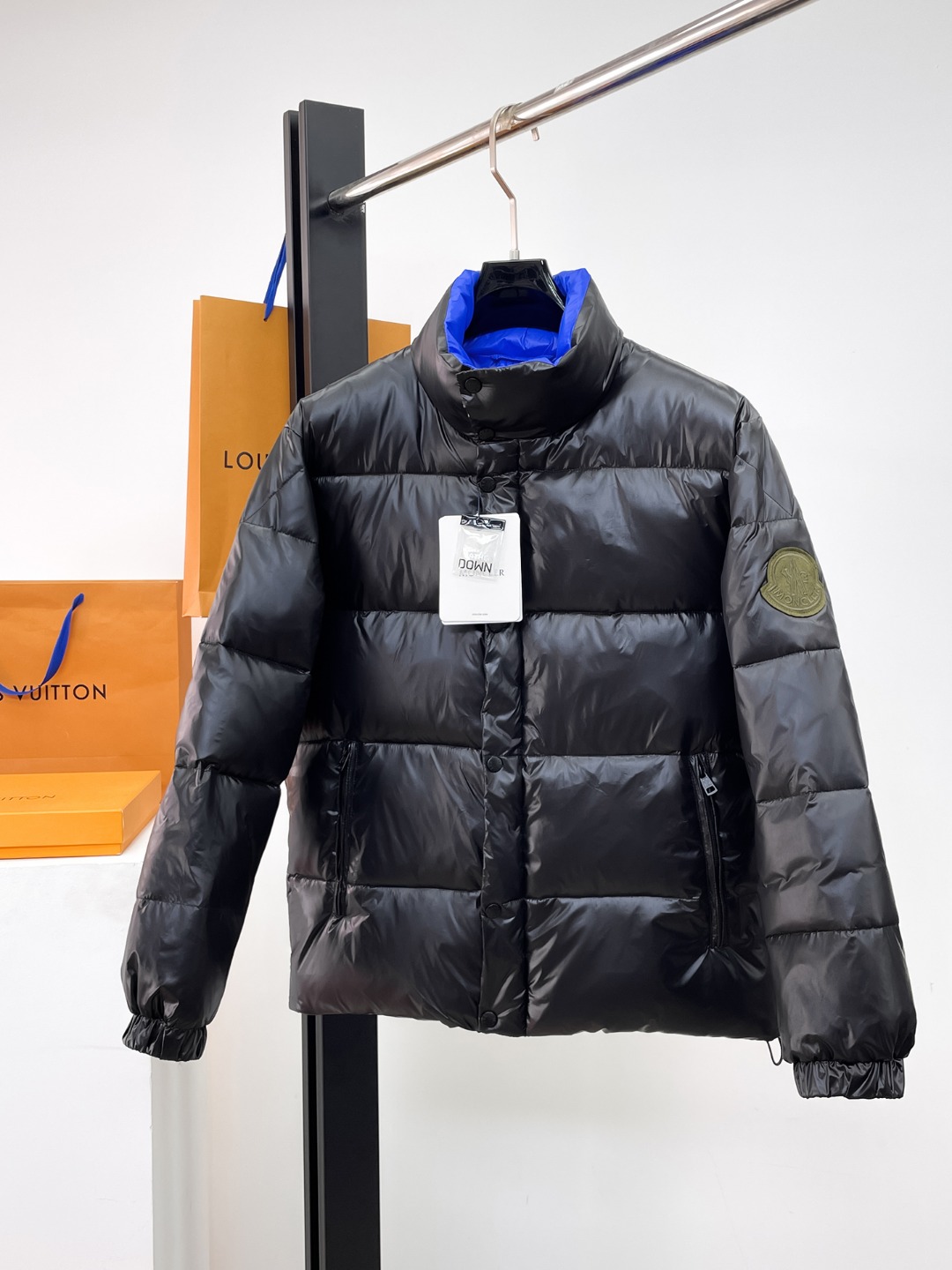 NO:654802,Mengkou's new 2025 autumn and winter down jacket. This is known as the most expensive down jacket in the world, all 90 down. With a classic logo combination, it is full of visual impact at first sight. It has better thermal insulation performance, is light and not heavy, and has good loft recovery after compression, and it can gather heat and lock in temperature!  Personalized color matching design, fresh and energetic!  There are too many versions circulating in the market. In addition to the different fabrics and workmanship, the biggest difference is that the filling is not goose down at all but feather silk or velvet, etc., and it is not easy to distinguish for those who don’t understand. In addition, the fabrics and workmanship are definitely not of the same level. In short, look for us and you will never go astray. All the exclusive full colors are purchased from genuine development. If you understand the quality of our down jackets, you can safely recommend it with your eyes closed. The three standards are complete!  Uniform series for men and women!  Size M-3XL. Maximum wear is 195 pounds.,,Moncler,down jacket,alexander wang19860909蒙口 2025秋冬新款羽绒服.这款号称羽绒服届最贵的,全部90绒的.带着经典的Logo组合搭配,第一眼看到就是满满的视觉冲击,保暖性能更出色,轻便不厚重,且压缩后的蓬松度恢复性好,聚热锁温！个性的拼色设计,清新有活力！市面流通的版本实在太多了,除了面料做工不同外,最大的区别就是填充物根本不是鹅绒而是羽丝或手感绒等等,而不懂的根本不容易区分.另外面料和做工也绝对不是一个级别,总之认准我们,让你绝对不跑偏,独家全色全部购入正版开发,懂我们家羽绒服质量的,完全可以放心闭眼推.三标齐全！男女同款系列！码数M-3XL.最大穿到195斤.,,Moncler,down jacket,alexander wang,Men's clothing