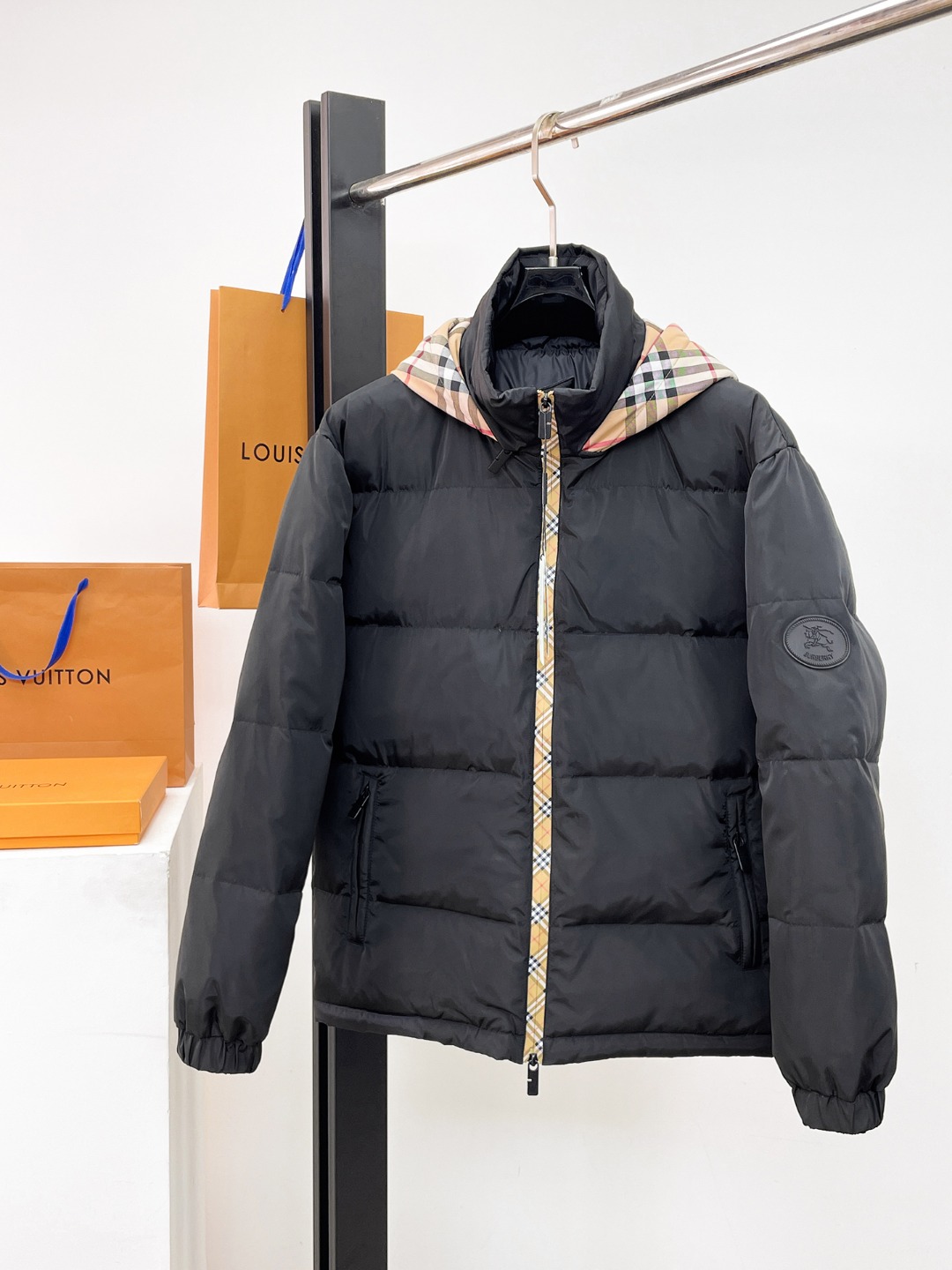 NO:654809,Burberry's new 2025 autumn and winter down jacket. This is known as the most expensive down jacket in the world, all 90 down. With a classic logo combination, it is full of visual impact at first sight. It has better thermal insulation performance, is light and not heavy, and has good loft recovery after compression, and it can gather heat and lock in temperature!  Personalized color matching design, fresh and energetic!  There are too many versions circulating in the market. In addition to the different fabrics and workmanship, the biggest difference is that the filling is not goose down at all but feather silk or velvet, etc., and it is not easy to distinguish for those who don’t understand. In addition, the fabrics and workmanship are definitely not of the same level. In short, look for us and you will never go astray. All the exclusive full colors are purchased from genuine development. If you understand the quality of our down jackets, you can safely recommend it with your eyes closed. The three standards are complete!  Uniform series for men and women!  Size M-3XL. Maximum wear is 195 pounds.,,burberry,down jacket,alexander wang19860909巴宝莉 2025秋冬新款羽绒服.这款号称羽绒服届最贵的,全部90绒的.带着经典的Logo组合搭配,第一眼看到就是满满的视觉冲击,保暖性能更出色,轻便不厚重,且压缩后的蓬松度恢复性好,聚热锁温！个性的拼色设计,清新有活力！市面流通的版本实在太多了,除了面料做工不同外,最大的区别就是填充物根本不是鹅绒而是羽丝或手感绒等等,而不懂的根本不容易区分.另外面料和做工也绝对不是一个级别,总之认准我们,让你绝对不跑偏,独家全色全部购入正版开发,懂我们家羽绒服质量的,完全可以放心闭眼推.三标齐全！男女同款系列！码数M-3XL.最大穿到195斤.,,burberry,down jacket,alexander wang,Men's clothing