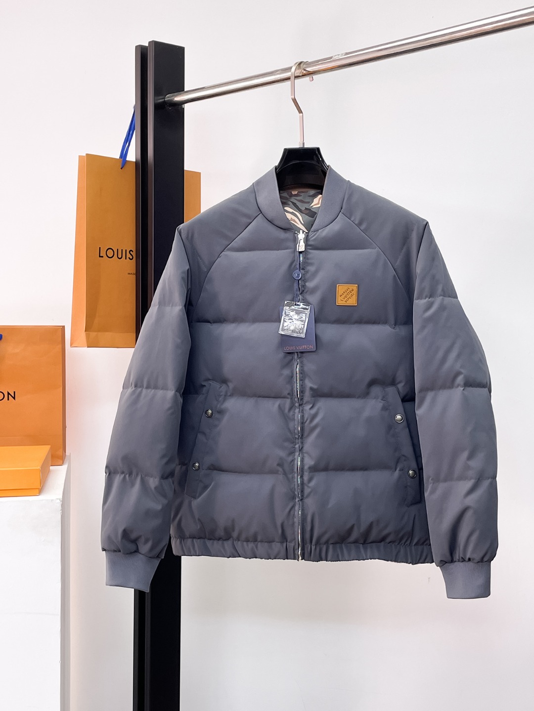 NO:654805,Lv 2025 autumn and winter new down jacket. This is known as the most expensive down jacket in the world, all 90 down. With a classic logo combination, it is full of visual impact at first sight. It has better thermal insulation performance, is light and not heavy, and has good fluff recovery after compression, and can gather heat and lock in temperature!  Personalized color matching design, fresh and energetic!  There are too many versions circulating in the market. In addition to the different fabrics and workmanship, the biggest difference is that the filling is not goose down at all but feather silk or velvet, etc., and it is not easy to distinguish for those who don’t understand. In addition, the fabrics and workmanship are definitely not of the same level. In short, look for us and you will never go astray. All the exclusive full colors are purchased from genuine development. If you understand the quality of our down jackets, you can safely recommend it with your eyes closed. The three standards are complete!  Uniform series for men and women!  Size M-3XL. Maximum wear is 195 pounds.,,louis vuitton,down jacket,alexander wang19860909Lv 2025秋冬新款羽绒服.这款号称羽绒服届最贵的,全部90绒的.带着经典的Logo组合搭配,第一眼看到就是满满的视觉冲击,保暖性能更出色,轻便不厚重,且压缩后的蓬松度恢复性好,聚热锁温！个性的拼色设计,清新有活力！市面流通的版本实在太多了,除了面料做工不同外,最大的区别就是填充物根本不是鹅绒而是羽丝或手感绒等等,而不懂的根本不容易区分.另外面料和做工也绝对不是一个级别,总之认准我们,让你绝对不跑偏,独家全色全部购入正版开发,懂我们家羽绒服质量的,完全可以放心闭眼推.三标齐全！男女同款系列！码数M-3XL.最大穿到195斤.,,louis vuitton,down jacket,alexander wang,Men's clothing